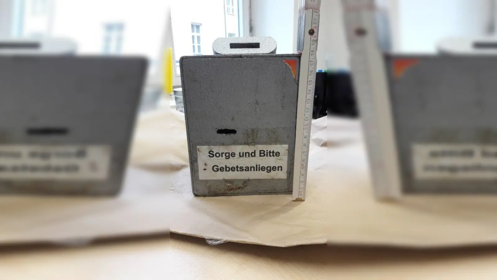 Der Diebstahl dieses aufgefundenen Opferstocks wurde bei der Münchner Polizei bislang nicht angezeigt.<br> (Foto: Polizei München)