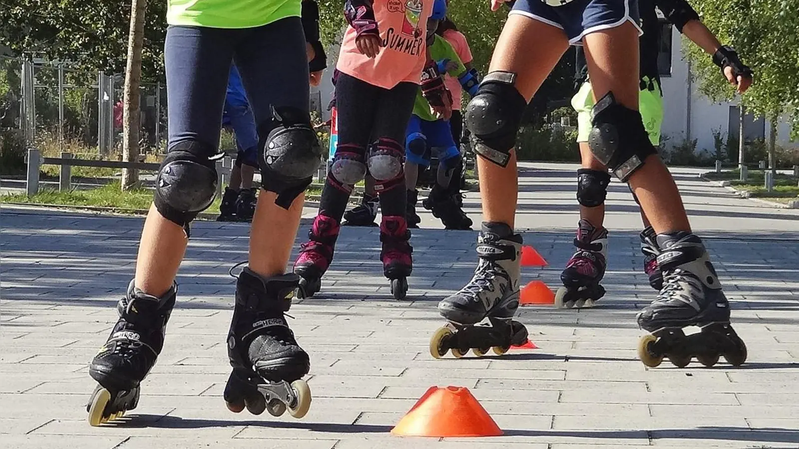 Bei „Alles, was fliegt, rollt und hopst” werden Kinder und Jugendliche auf Inline-Skatern fit gemacht.  (F.: Claudius Bicker)