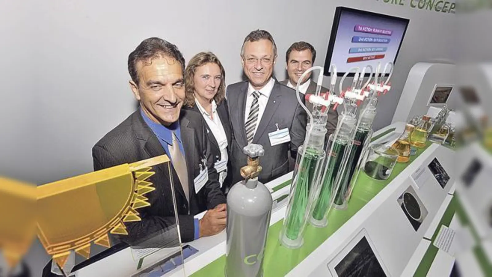 Bei der Eröffnung (v. l.): Jean J. Botti, MdL Kerstin Schreyer-Stäblein, MdB Florian Hahn und Leiter der Staatskanzlei Siegfried Schneider.  (Foto: Schunk)