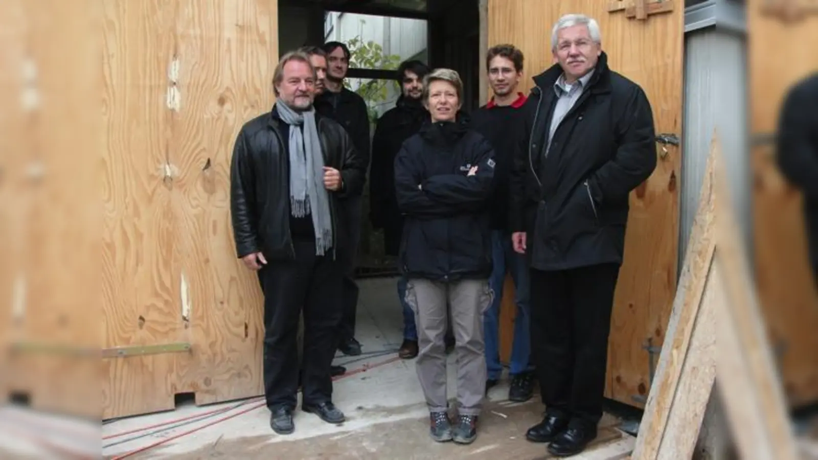 Architekt Bernhard Steiner (li.) und Bürgermeister Werner van der Weck (re.) mit ihren Mitarbeitern auf der Baustelle an der Richthofenstraße.	 (Foto: cs)