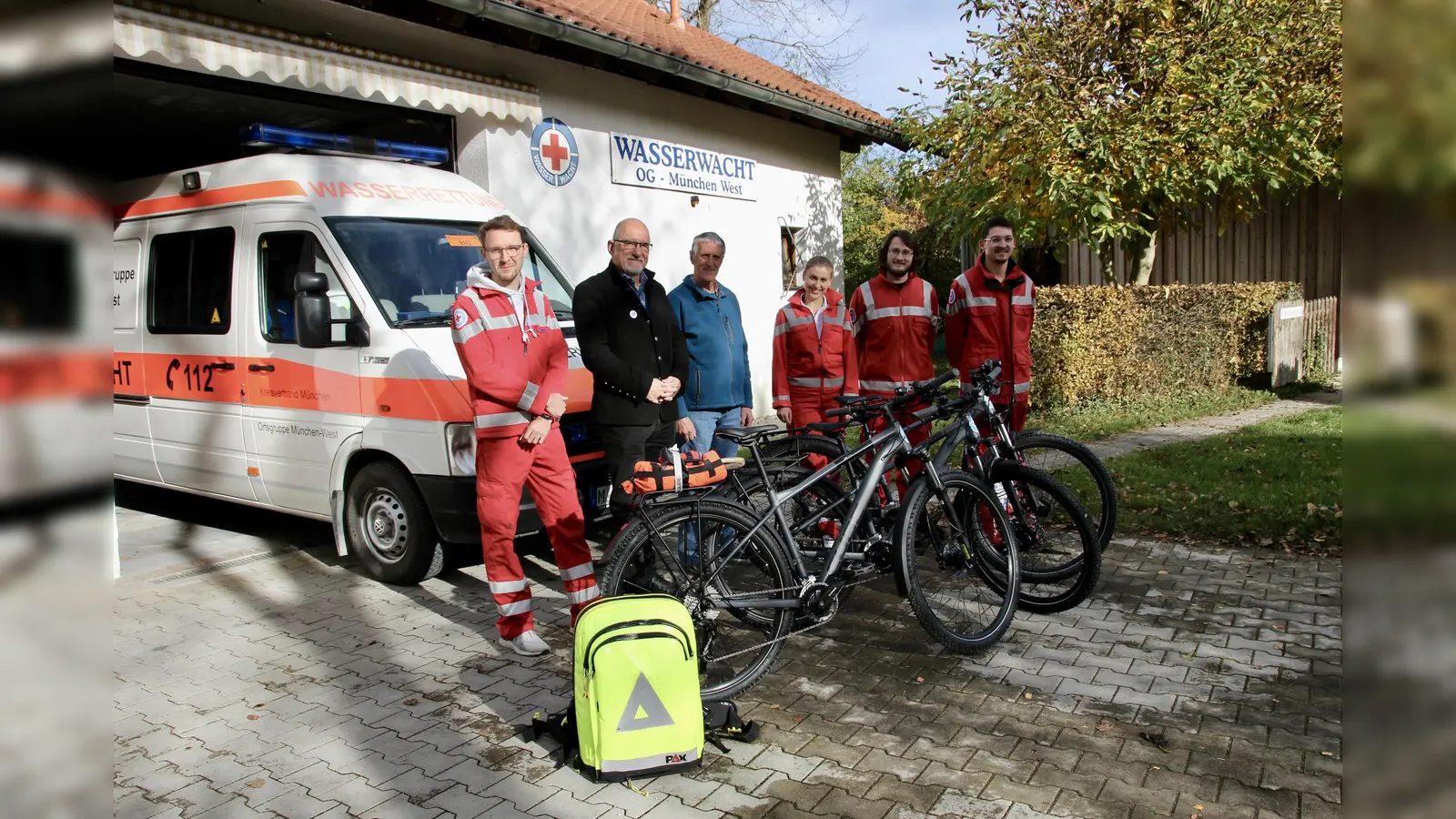 Die Bürgervereinigung Obermenzing spendierte der Wasserwacht drei Trekkingräder (von links): Felix Engel, Frieder Vogelsgesang und Thomas Hasselwander von der Bürgervereinigung, Sabrina Pechter, Matthias Gentz und Philipp Engel. (Foto: us)