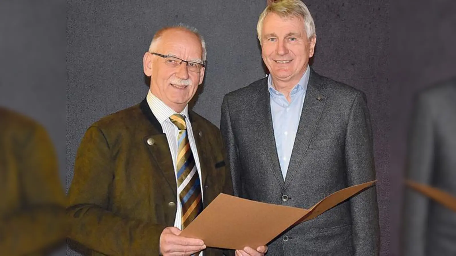 Rainer Schäfers überreicht Werner Reindl die Ehrenurkunde für seine Verdienste für den Gartenbauverein.	 (Foto: VA)