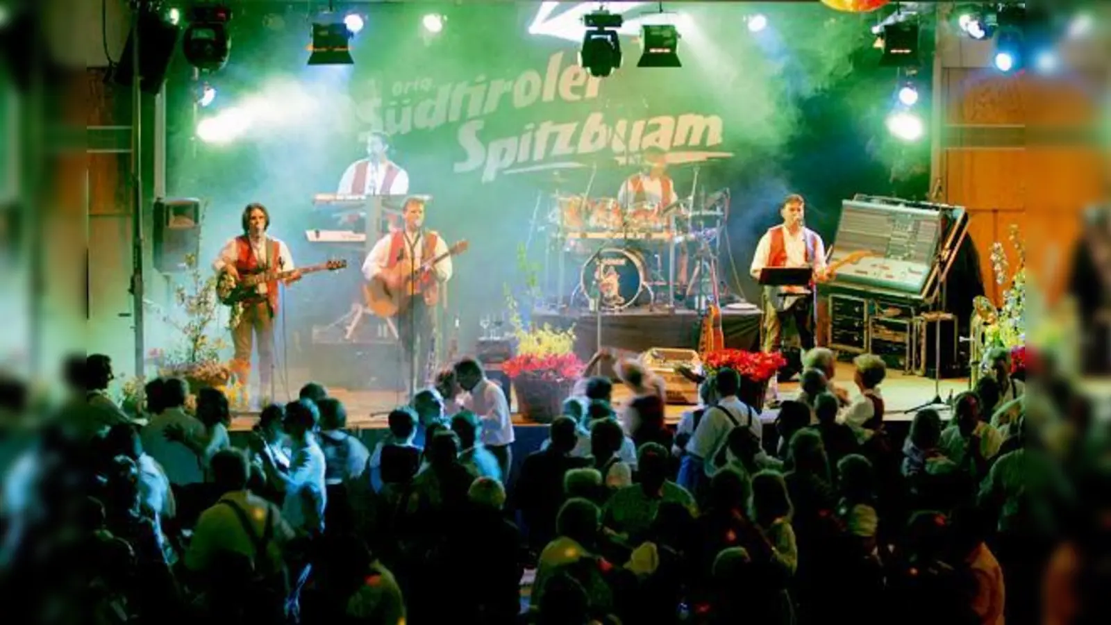 Die »Südtiroler Spitzbuam« heizen den Festbesuchern jedes Jahr kräftig ein.	 (Foto: www.skisprungfotos.de)