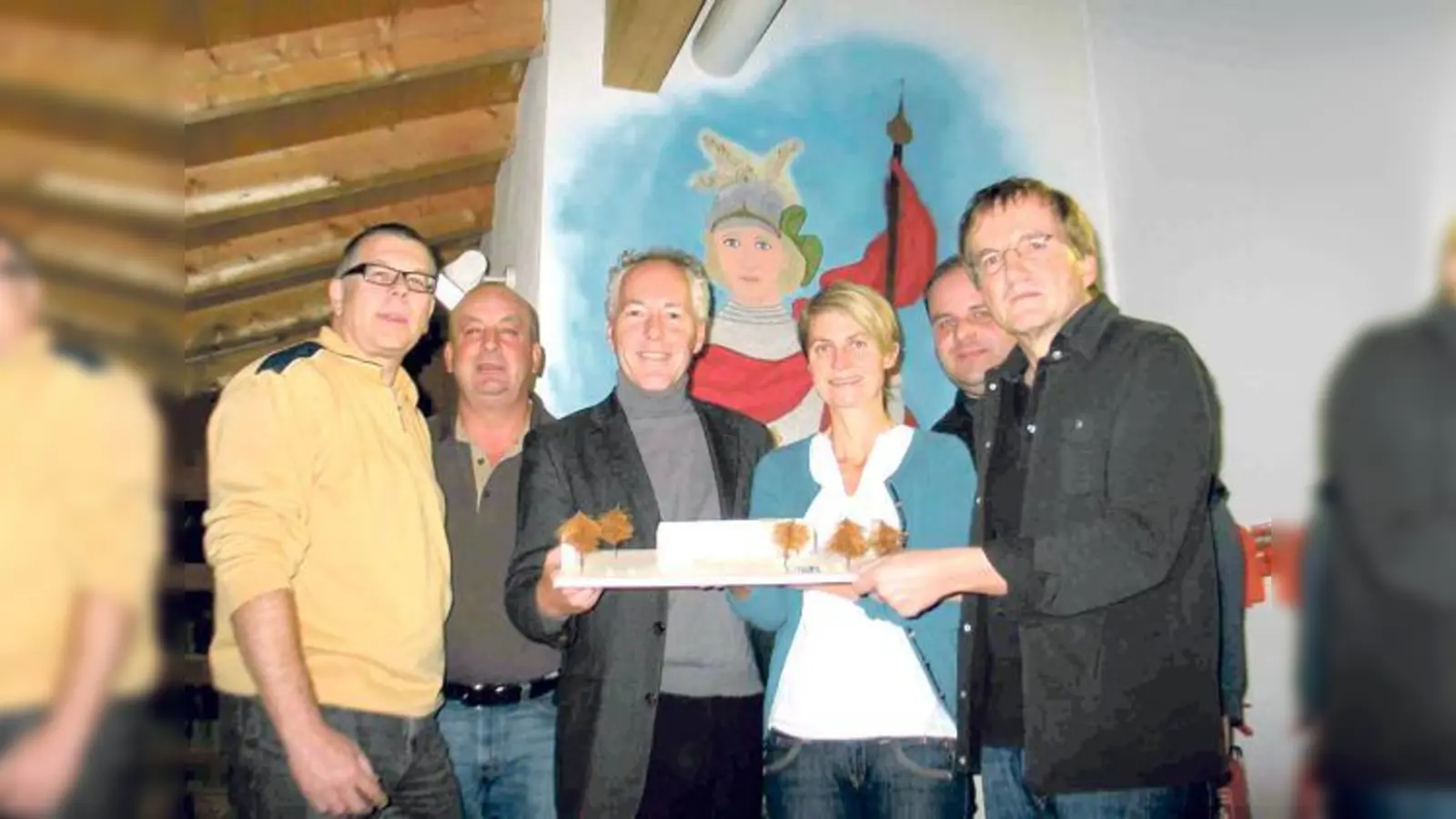 So könnte der Neubau des Feuerwehrgerätehauses in Unterbiberg aussehen  (v. l.) Andreas Lunk, Johannes Krischke, Bürgermeister Günther Heyland, Claudia Wolf, Andreas Baumann und Architekt Helmut Hagmüller.	 (Foto: Boschert)