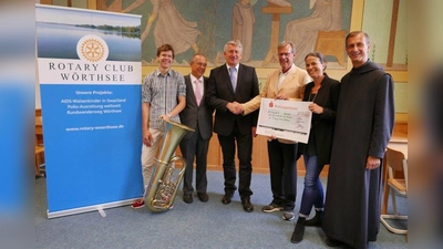 Die Wörthsee-Rotarier übergaben ihre 1000-Euro-Spende. V.l. Simon Weigl, Vorstand des Schüler-Blasorchesters, Oberstudiendirektor Michael Häußinger, Orchesterleiter Hans-Günter Schwanzer, Rotary-Präsident Andreas Koschlig, Past-Präsidentin Maren Münkel und Pater Vianney Meister (Foto: Rotary Club Wörthsee)
