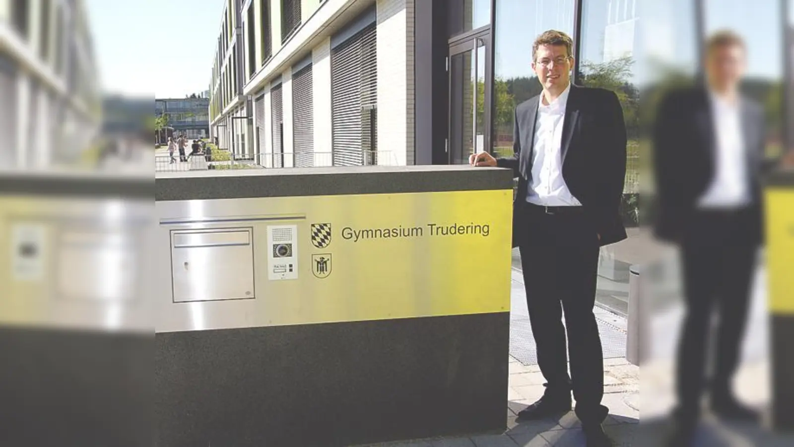 MdL Markus Blume vor dem Truderinger Gymnasium, wo es doppelt so viele Anmeldungen wie freie Plätze gab.	 (Foto: Abgeordnetenbüro Markus Blume, MdL)