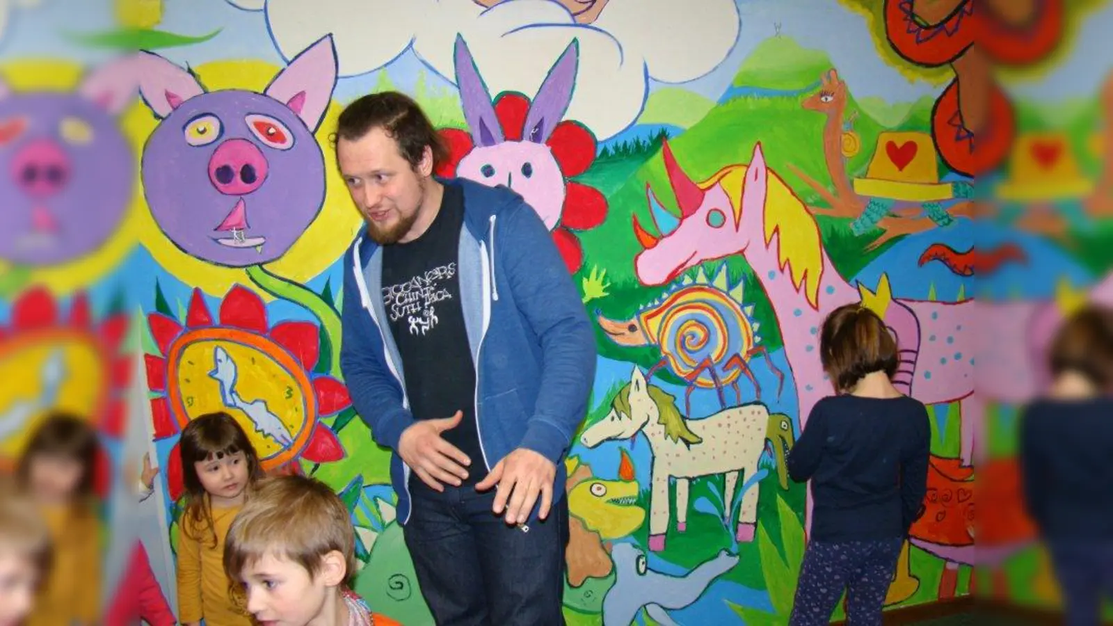Martin Blumöhr hat mit den Kindern die Wände bemalt. (Foto: pst)