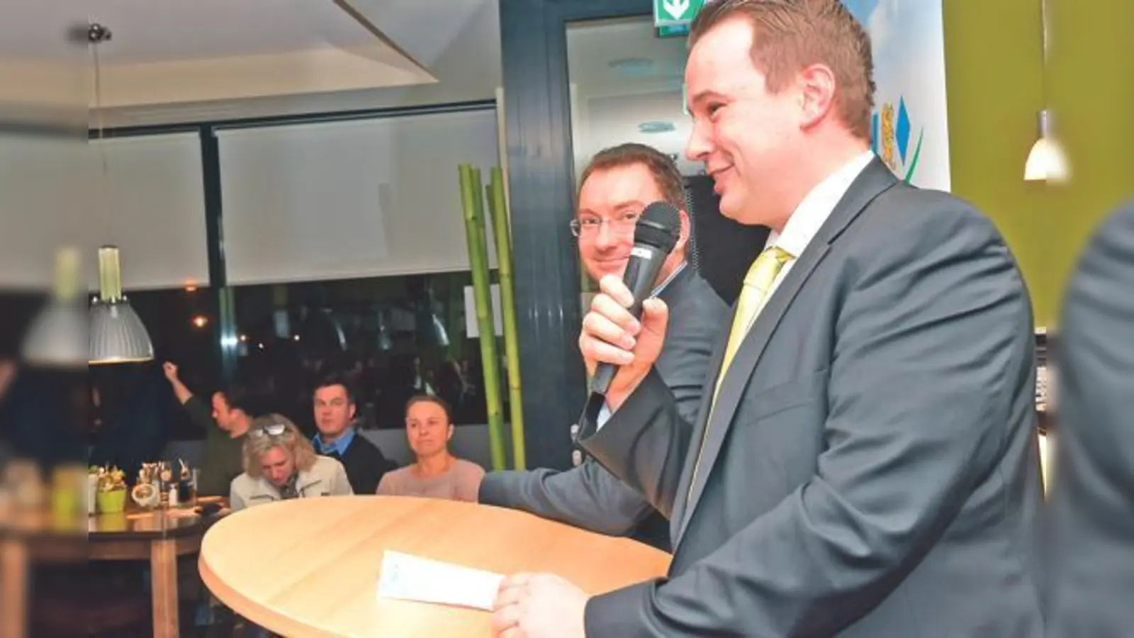 Bei der Inforveranstaltung erklärte Bürgermeister Reents die Pläne für »Jägerfeld-West«. 	 (Foto: VA)