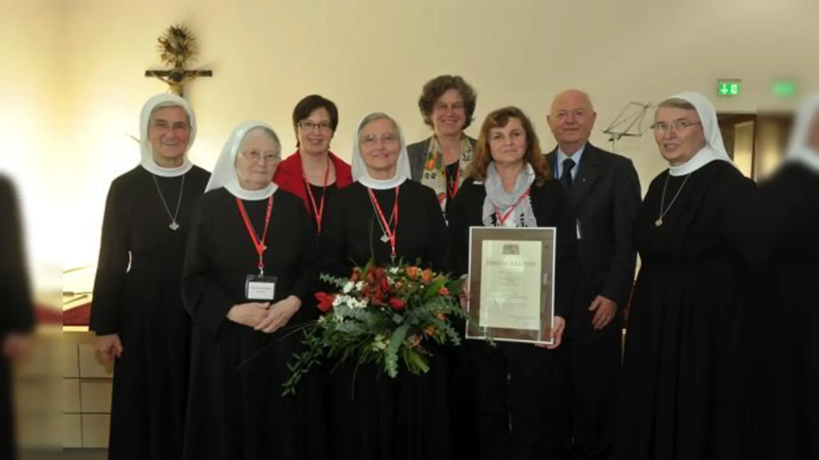 (V. li.) Generaloberin Mehltretter, Schwester M. Petra Födlmeier, Christiane Eiglmeier, Generalvikarin Schwester M. Veneranda Sachsenhauser, Beate Klemm, Brigitte Kluss, Spiritual Prof. Dr. Robert Lachenschmid SJ., Generalökonomin Werner.  (F.: VA)