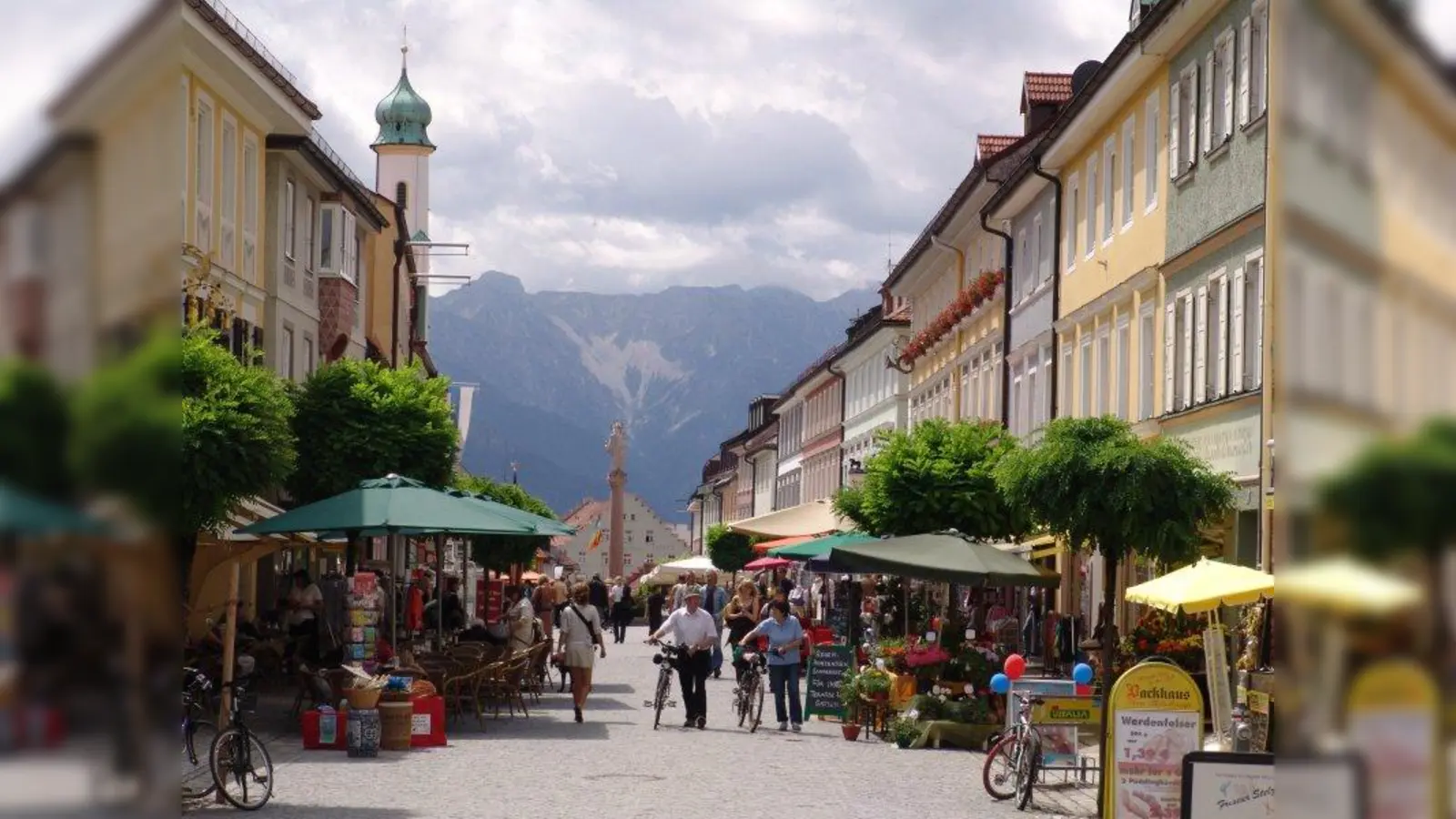 Lädt zum gemütlichen Bummel und zu Kaffeepausen ein: Die Fußgängerzone in Murnau. (Foto: mka)