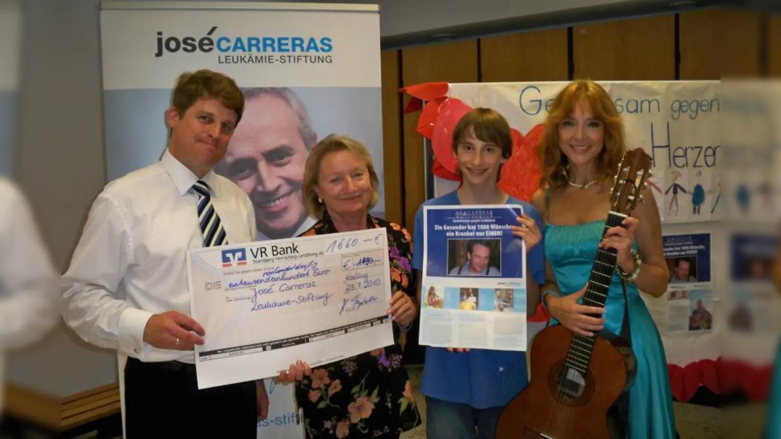 Sie freuten sich über den hohen Betrag, der beim Benefiz-Lesen zusammen kam: v.l. Jochen Kreutzberg, Schulleiterin Hermine Freystätter, BenjaminBayr und Schauspielerin Cornelia Corba. (Foto: privat)