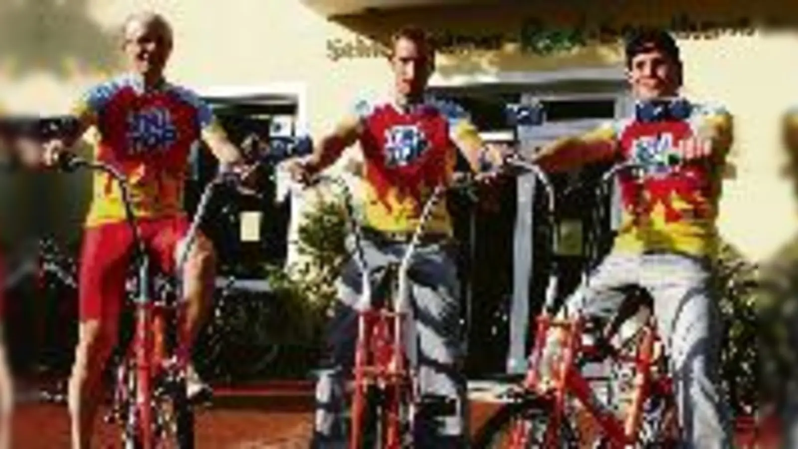 »Born to be wild«: Werner Ettenhofer, Martin Hoffmann und Torsten Kuhn stellen sich der T-Mobile Mountain-Challenge auf Bonanza-Fahrrädern im Stil der 70er Jahre.  (Foto: VA)