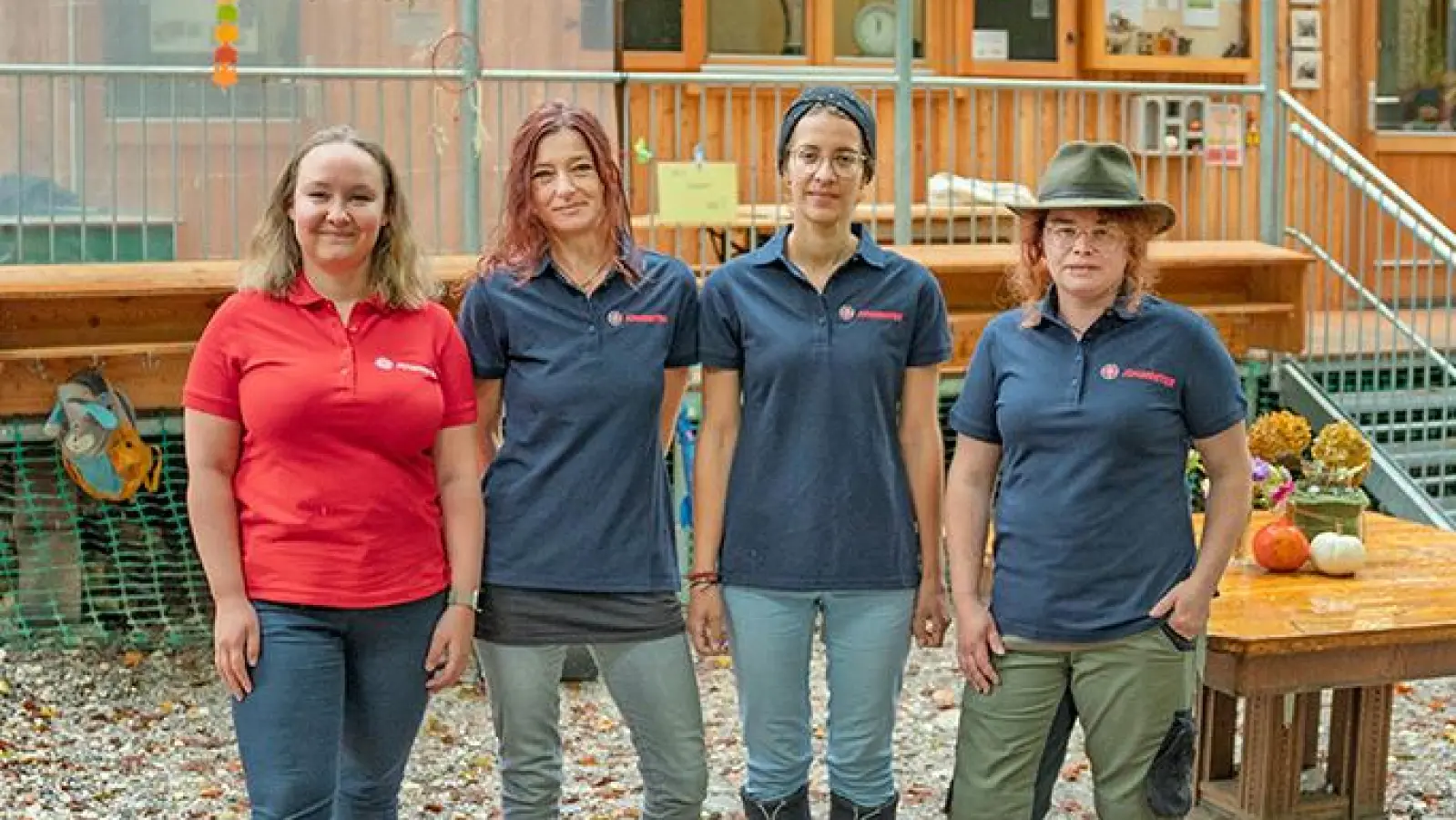 Die Johanniter um (v.l.) Julia Wenk (stellv. Sachgebietsleiterin Kindereinrichtungen), Nicole Fechner (Kinderpflegerin), Veronika Knab (Einrichtungsleiterin) und Patricia Sobotta (Kinderpflegerin) freuen sich auf einen erfolgreichen Start des Waldkindergartens. (Foto: Johanniter)