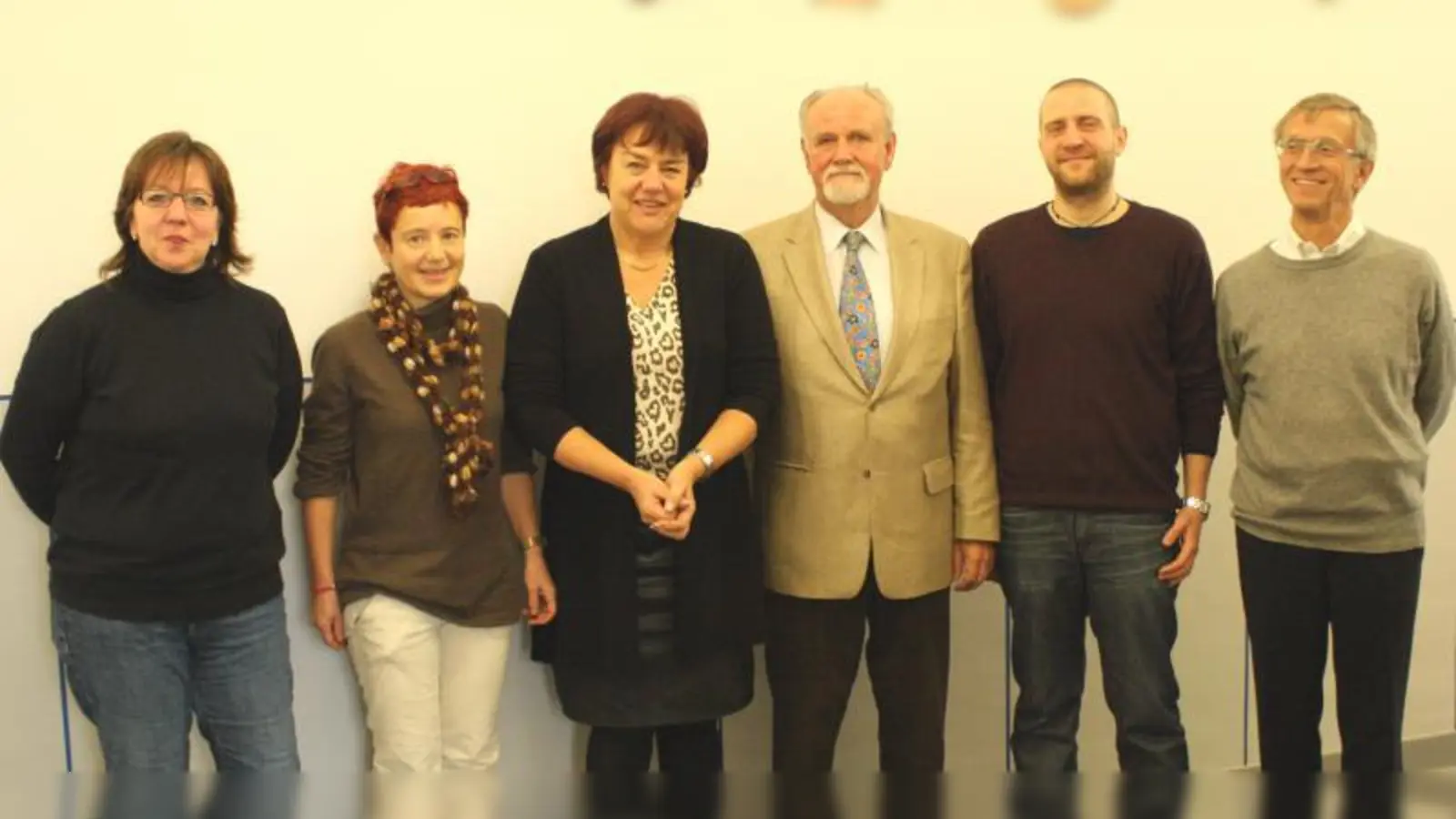 Kümmern sich gemeinsam um die Schüler der Hauptschule in der Alfonsstraße (v.l.): Brigitte Wislsperger (AsA), Konrektorin Eva-Maria Gaßner, Rektorin Elisabeth Hundt, Franz Federmann (Jobmentor), Wolfgang Posch (Schulsozialarbeit) und Hans Maier (Jobmentor). (Foto: sb)