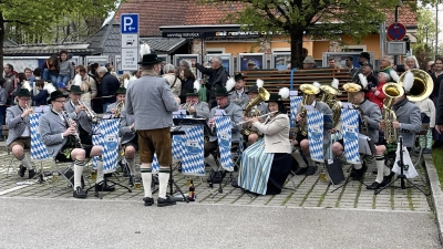 Die Blaskapelle Harmonie sorgte für die passende musikalische Begleitung bei der Eröffnung des Ottobrunner Straßenfestes. (Foto: hw)