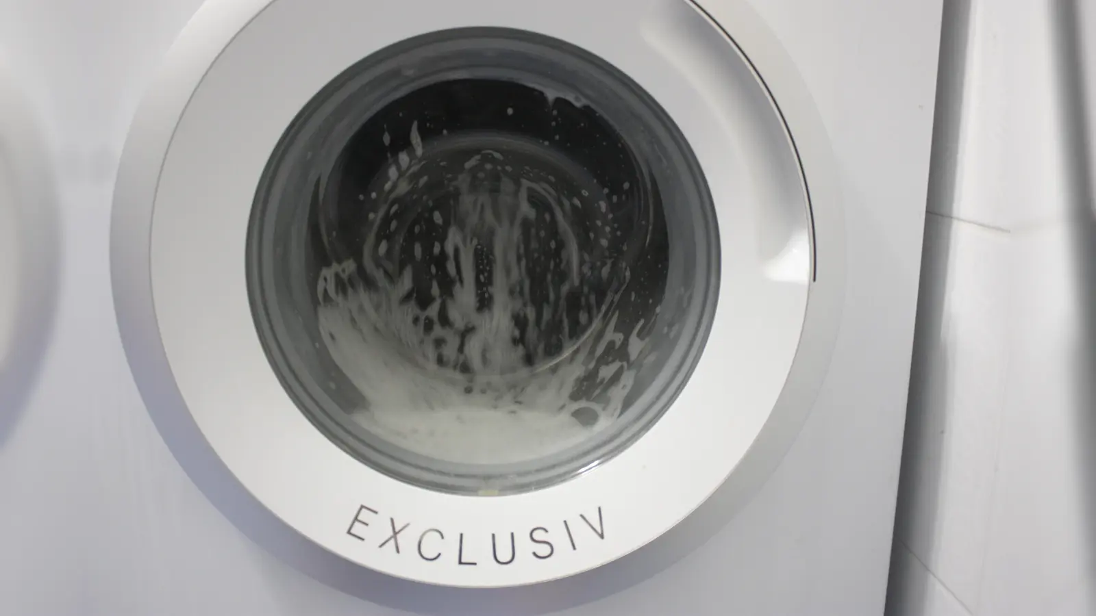 Dank moderner Waschmittel wird beispielsweise leicht verschmutzte Wäsche bereits bei einem 20-Grad-Programm sauber. (Foto: job)