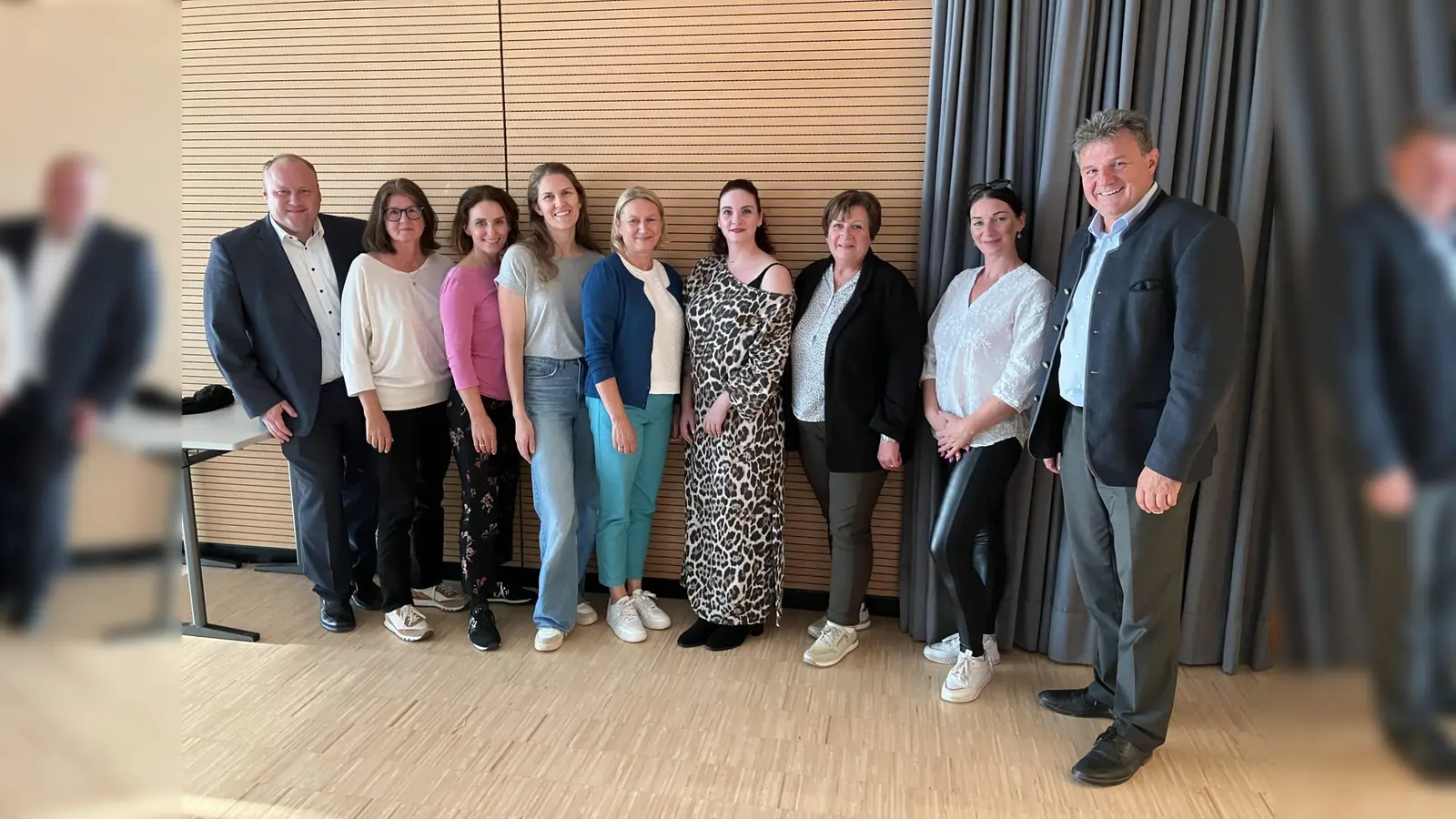 Markus Trinkl, Bürgermeister Odelzhausen, Beate Abel-Riemensperger, Kassier Susanne Hermann, Yoga-Lehrerin und ehrenamtliche Mitarbeiterin Julia Janisch, Schriftführerin &amp; Verwaltung Ksenija Pointner, ehemalige 1. Vorsitzende Mona Stoll, 2. Vorsitzende, Elfriede Heinzinger, 1. Vorsitzende, Anett Koch, Geschäftsführerin, Helmut Zech, Bürgermeister Pfaffenhofen (v .l.). (Foto: VHS)