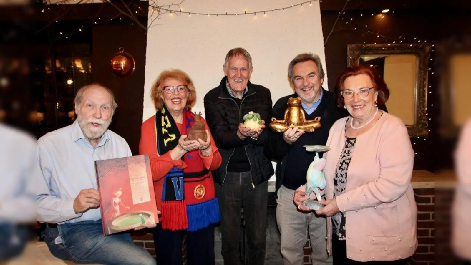 Die GRÄGS und die Frösche: In der ersten Aprilwoche widmen die Gräfelfinger Gelegenheitsschreiber den Tieren Ausstellung, Märchenvorstellung, Infos und Lesungen im IdeenReich der Bücherei Gräfelfing. V.l. Johannes Glötzner, Inge Rassaerts, Dieter Gilde, Heribert Illig und Ellen Khazaka. (Foto: us)