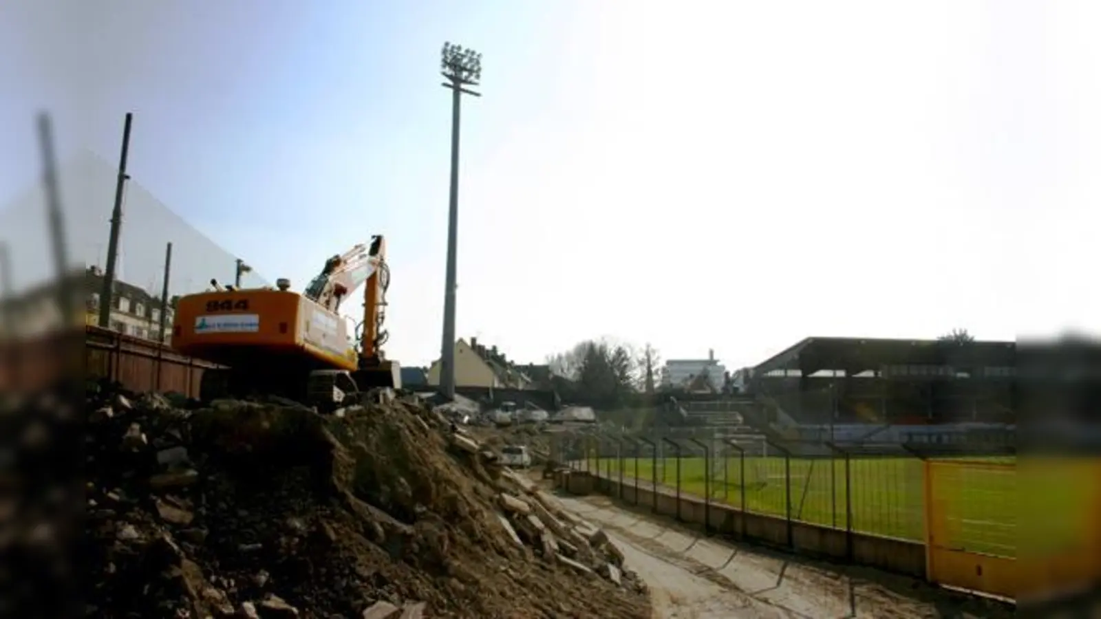 Kraterlandschaft und Baustelle, so weit das Auge reicht: Die Ostkurve wird  besonders umfangreich saniert.	 (Foto: HH)