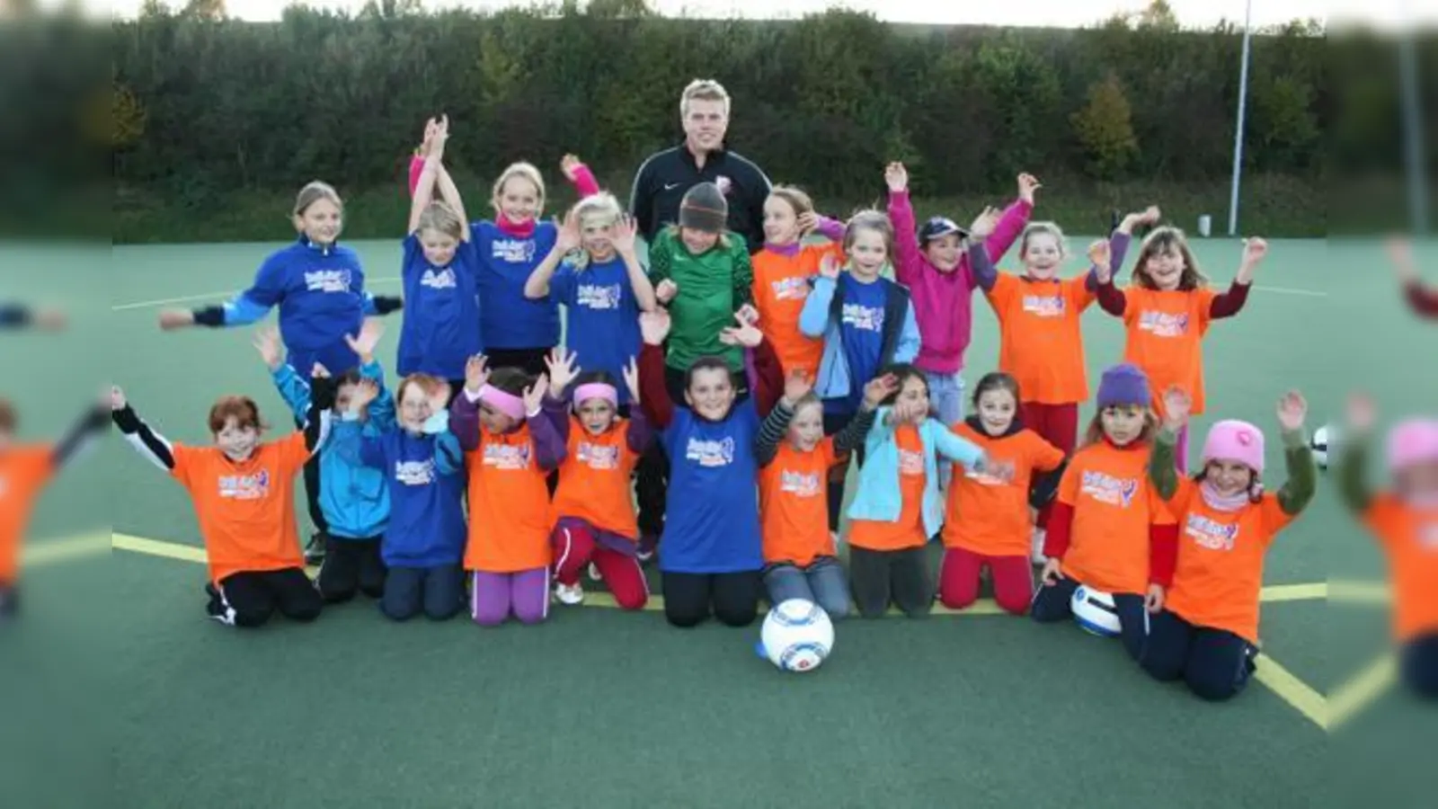Es war erst das zweite Training, aber die 21 Mädchen sehen schon aus wie ein Team. Am Ende jedes Trainings steht ein kleines Turnier mit vier Mannschaften à fünf Spielerinnen. Alle sind sich einig: »Das macht so Spaß!«	 (Foto: Gabriele Heigl)