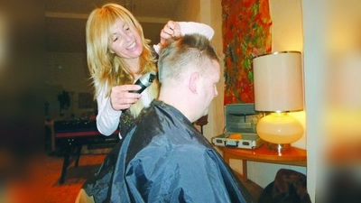 Alex hält ganz still, wenn Gerty Rosenstatter seine Haare schneidet. (Foto: OBA)