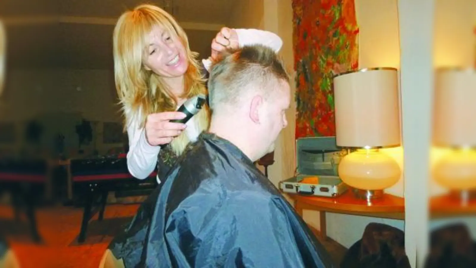 Alex hält ganz still, wenn Gerty Rosenstatter seine Haare schneidet. (Foto: OBA)