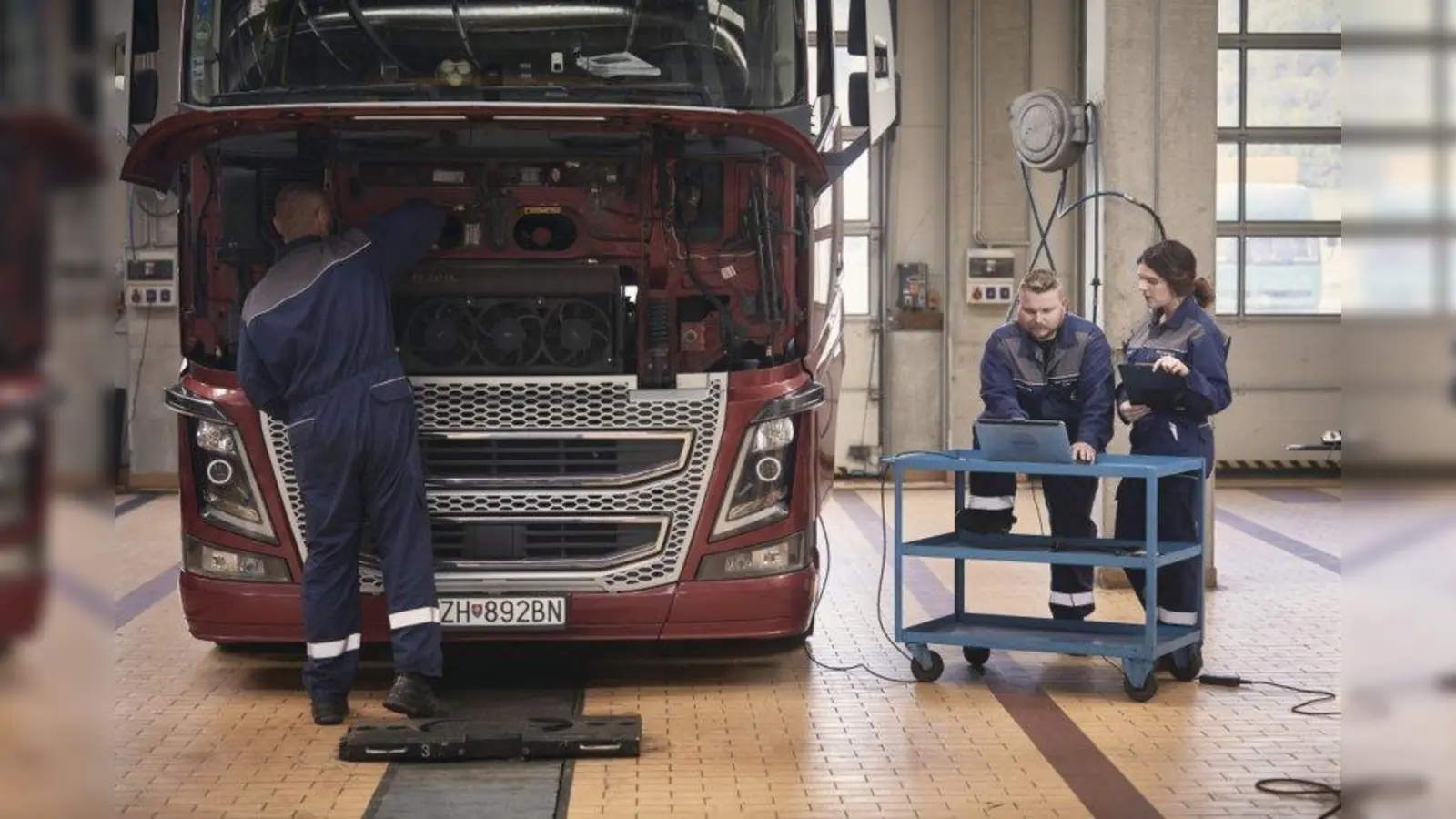 PS-Giganten am Diagnosecomputer: Eine Ausbildung als Mechatroniker bei einem Nutzfahrzeughersteller bietet viel praktisches Know-how rund um digitale Arbeitsgeräte, ressourcenschonende Antriebe und elektronische Fahrzeugsysteme. (Foto: Volvo Trucks/txn)
