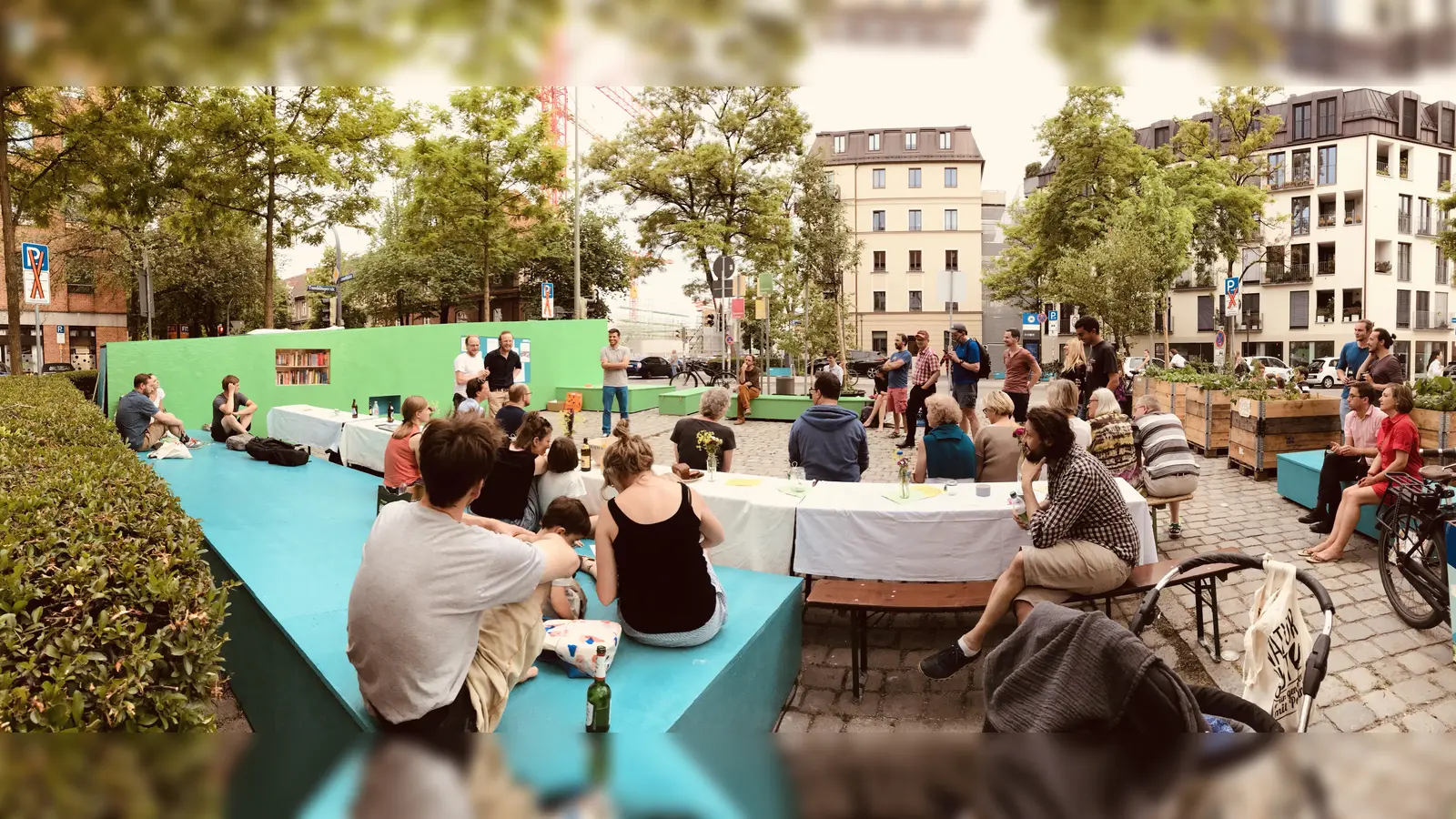 Aus dem Zenettiplatz, der im Rahmen des Pilotprojekts „City2Share“ in eine Aufenthaltsfläche mit Mobilitätsstation umgewandelt wurde, entsteht auch im Sommer 2020 wieder die „Piazza Zenetti“. (Foto: Green City e.V.)