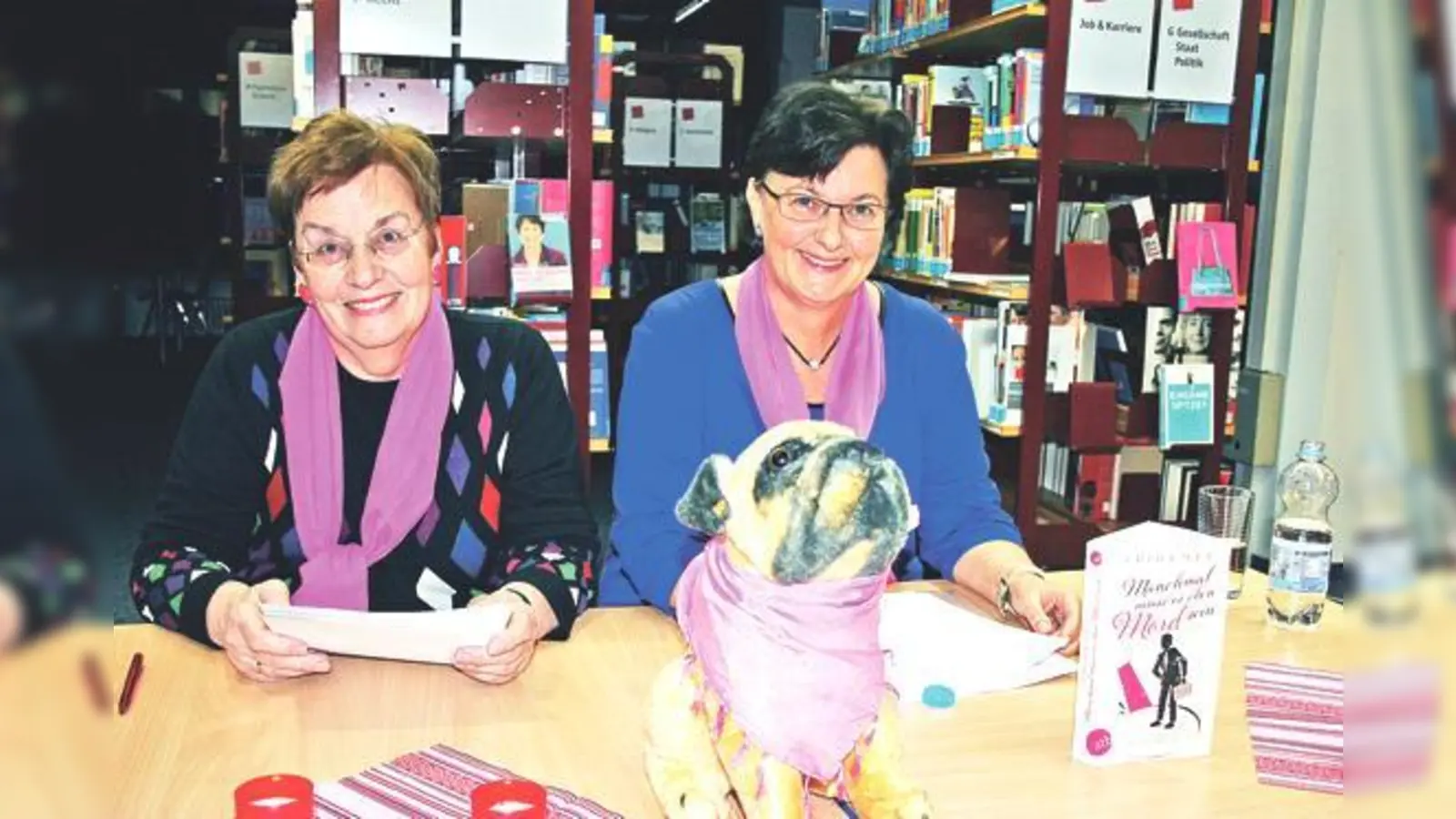 Die Moosacherin Ingeborg Struckmeyer (l.) und Friedlind Lipsky lasen in der Stadtbibliothek aus ihrem Buch. Ein Mops hat eine wichtige Rolle.	 (Foto: ws)