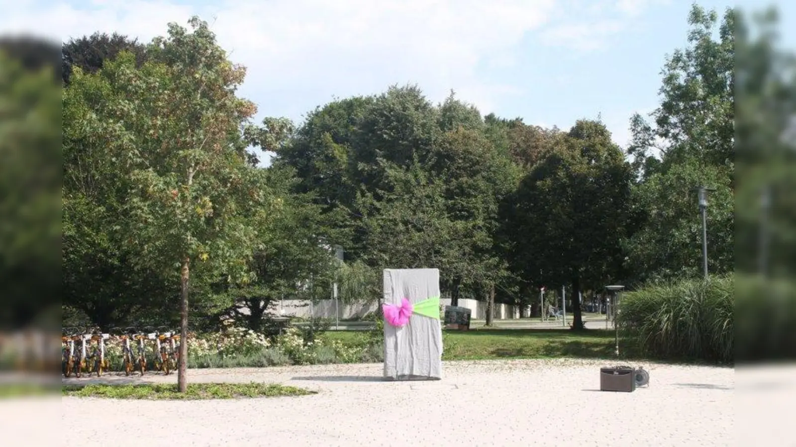 Thalkirchen hat einen neuen Treffpunkt: den Bücherschrank am Thakirchner Platz. Zur Einweihungsfeier war das gute Stück noch festlich verpackt. (Foto: Andrea Barth)