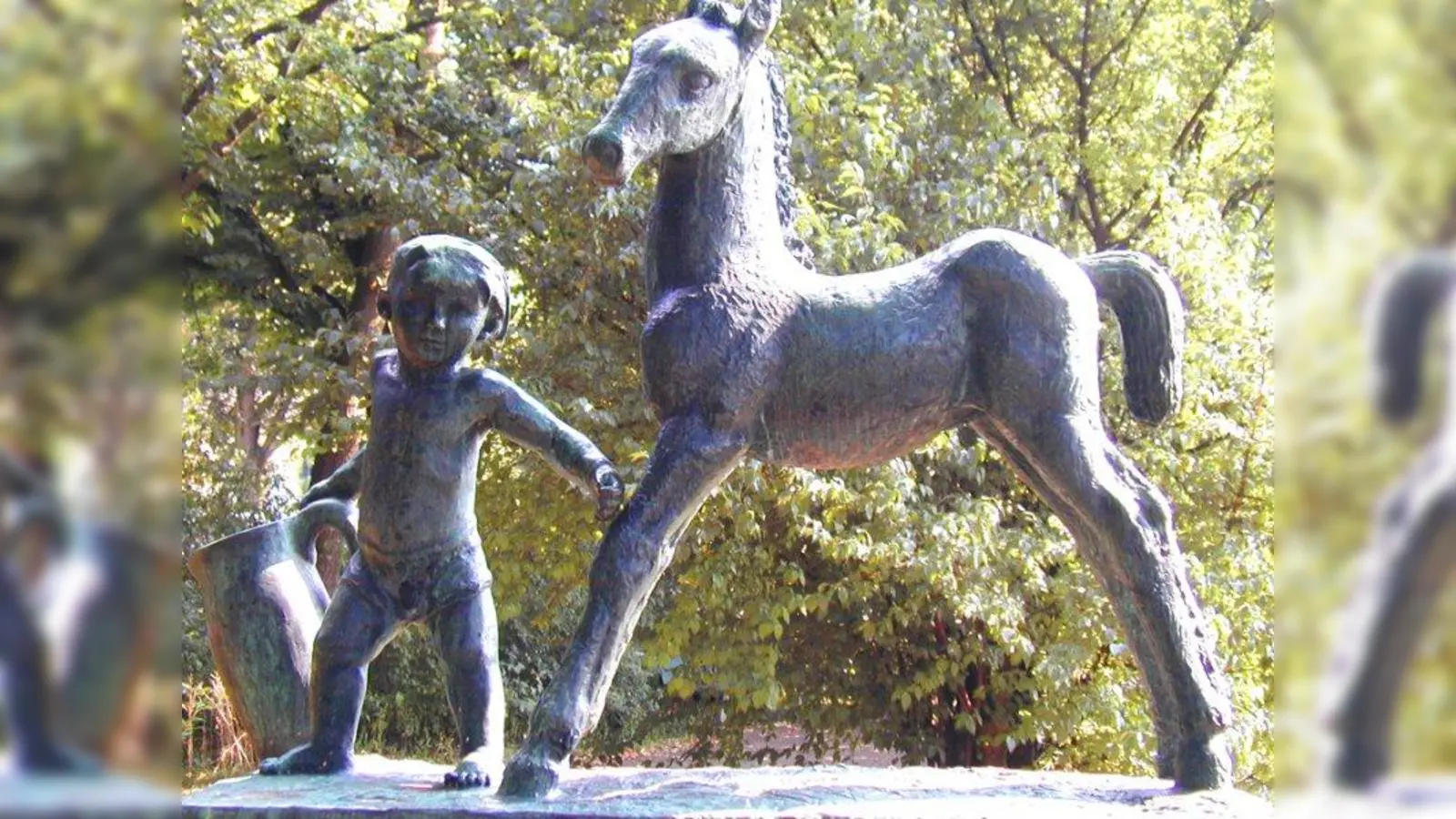 Den Brunnen &amp;quot;Junges Leben&amp;quot; aus dem Jahr 1932 will Heinz Gmelch in einem künftigen Seniorenpark wieder auf dem Platz haben. (Foto: job)