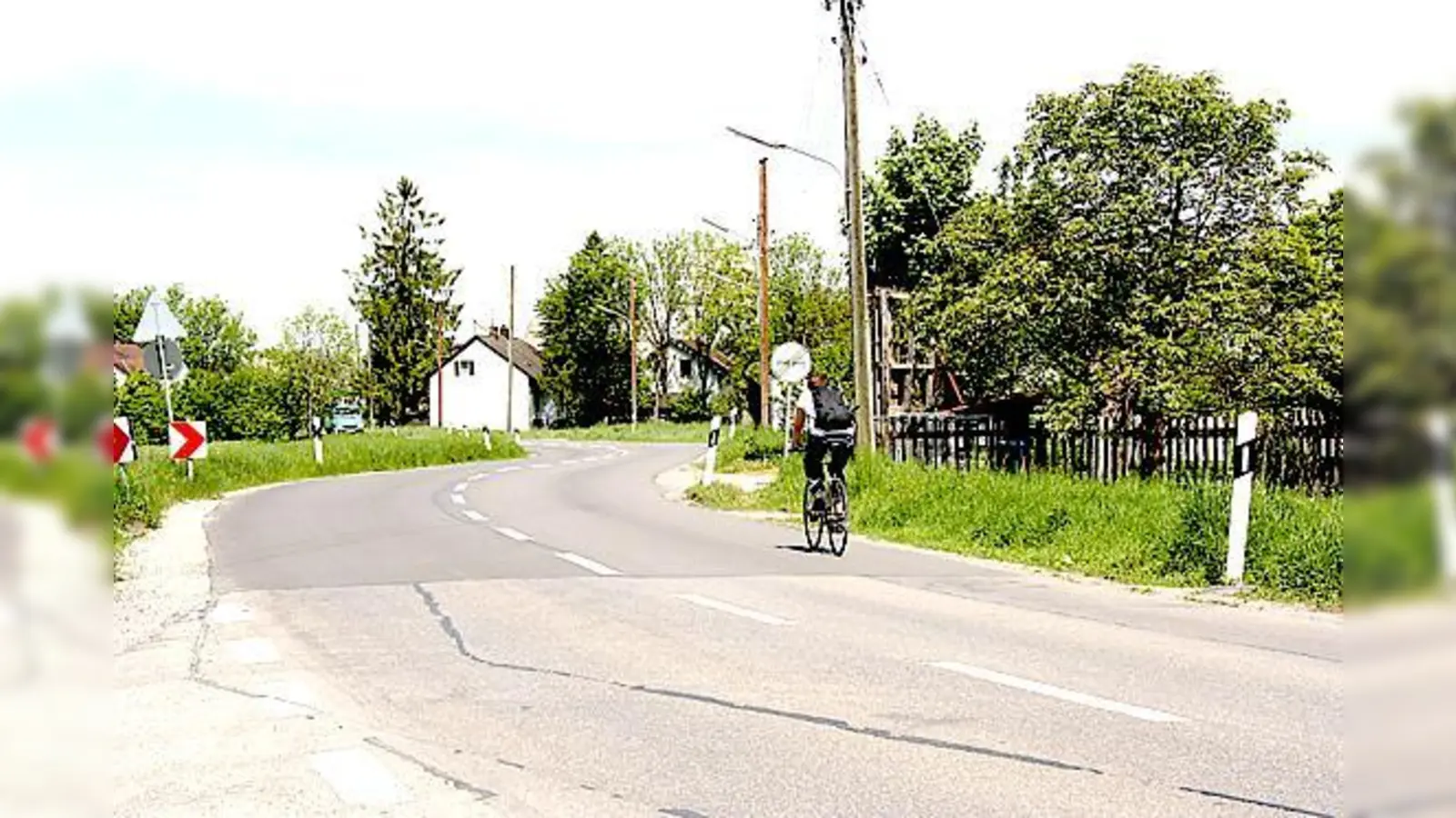 In diesem Teil der Lerchenstraße in Feldmoching fehlt ein Radweg.	 (Foto: ws)