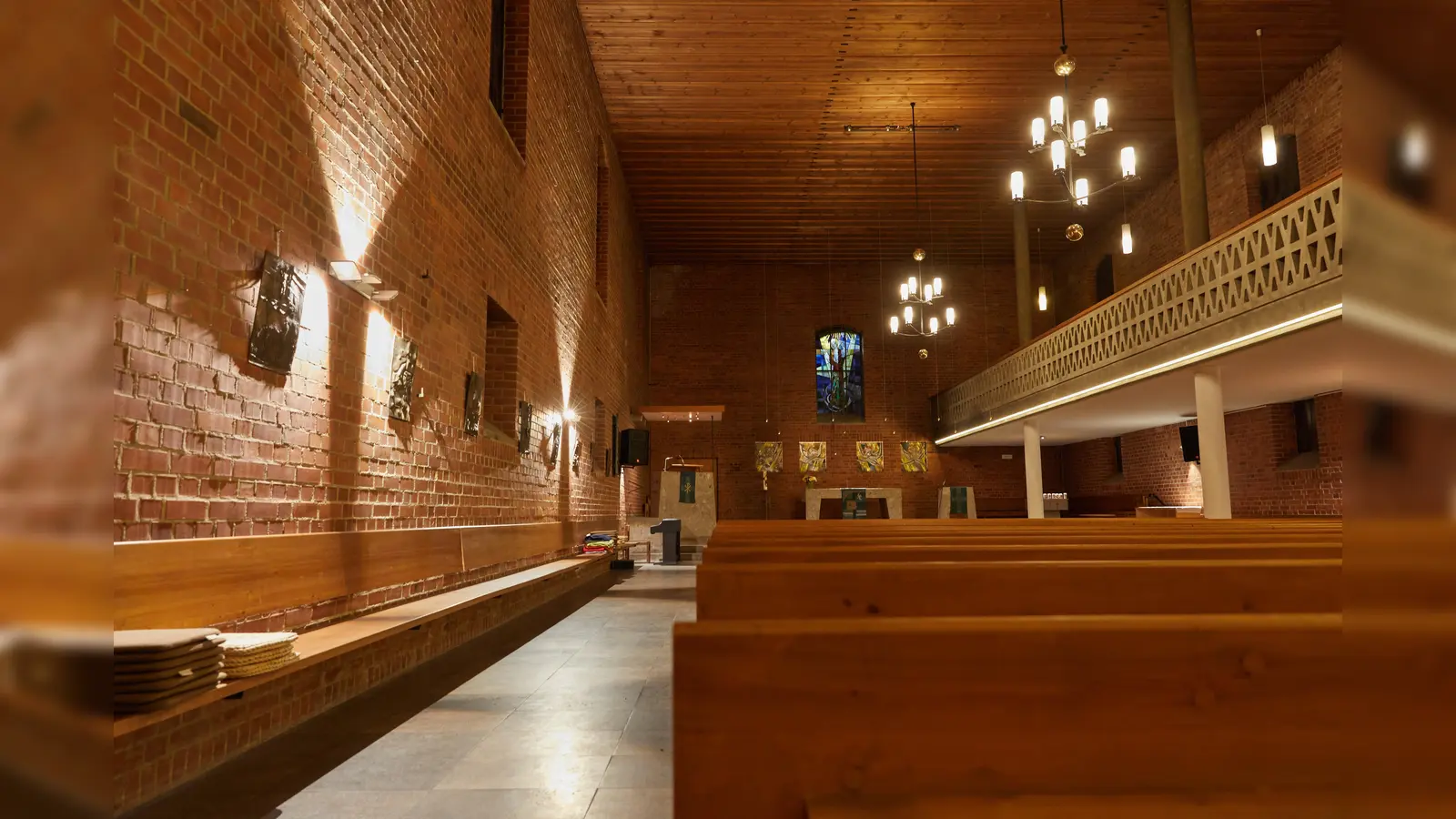 Die Dankeskirche in Milbertshofen erstrahlt in neuem Licht. Bereits letztes Jahr nahm sie an der münchenweiten Aktion teil. (Foto: Maik Kern)