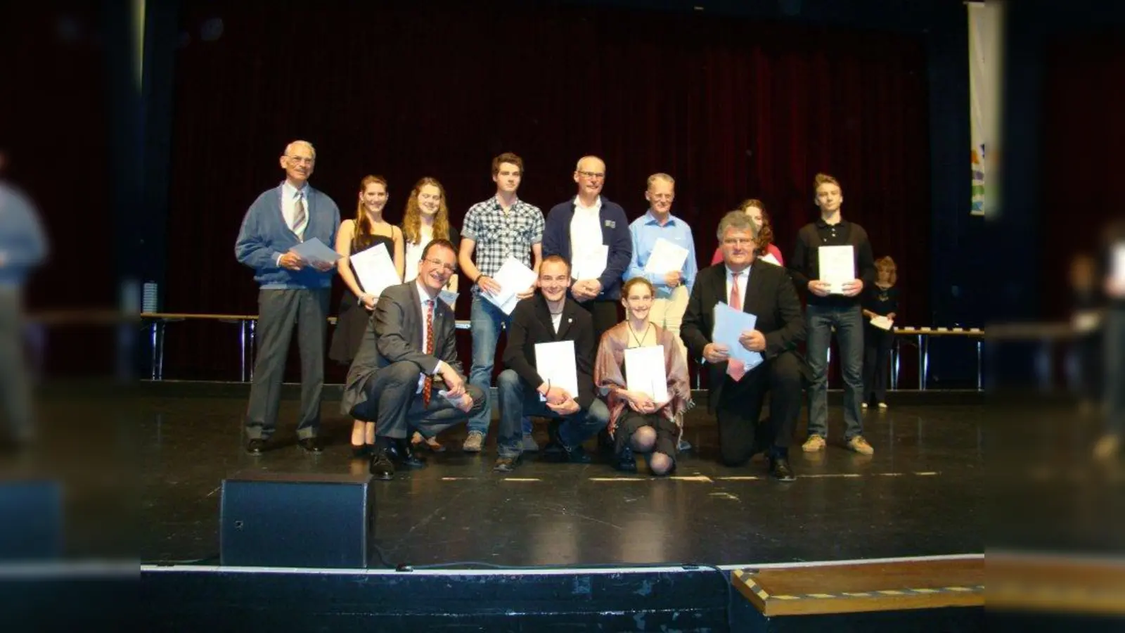 Die Sportler wurden in vier Durchgängen in alphabethischer Ordnung auf die Bühne gerufen. Auf dem Bild zu sehen sind Maximilian Paech, Hans Poleck, Christian Prümm, Lukas Rennefeld, Isa Riedel, Cornelia Rips, Manuela Schäufler, Carolin Schiller, Monika Schiller, Alois Scheugenpflug, Sabrina Seidl und Huba Sekesi. (Foto: pst)