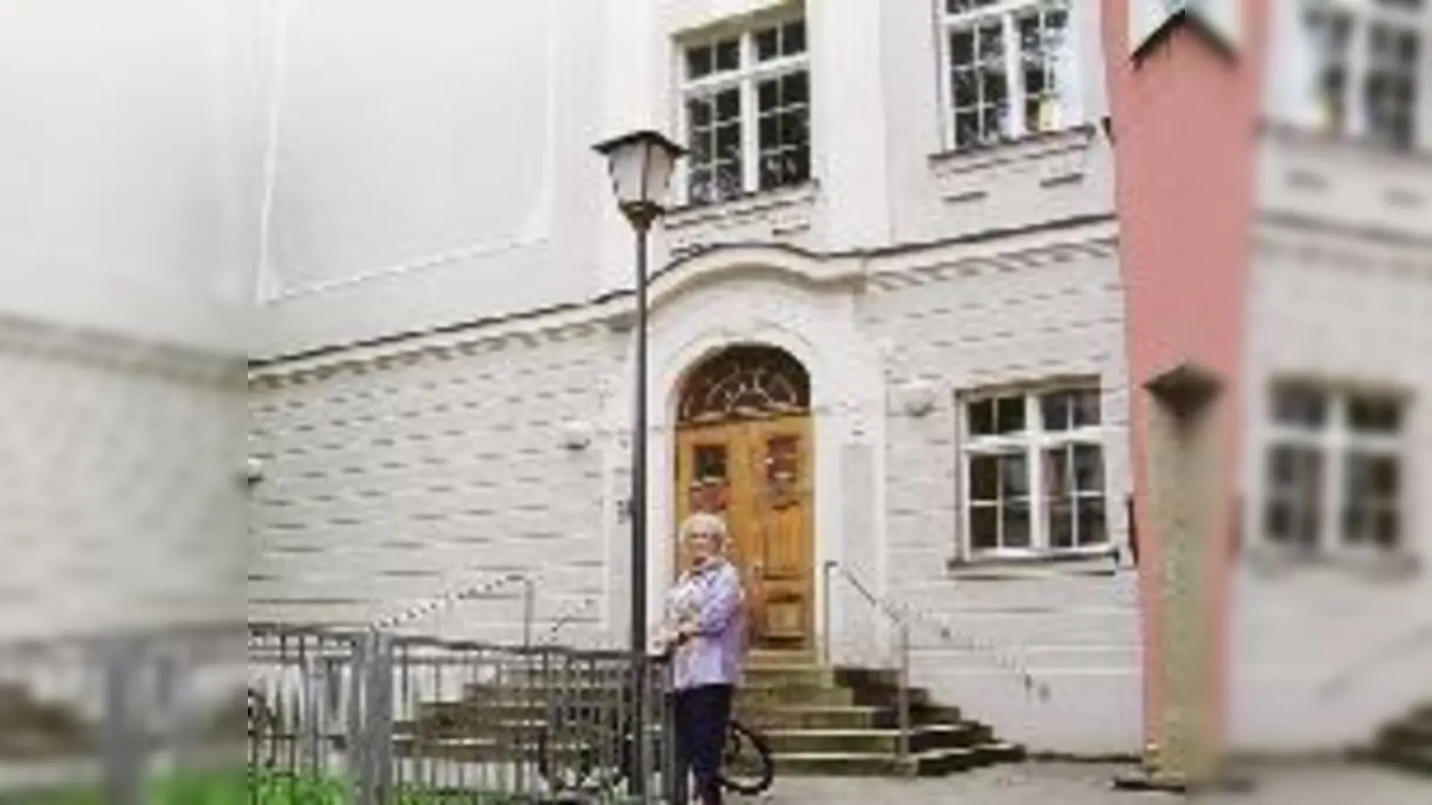 »Wenn dieses Ding kommt, gibt es Ärger«: Anwohnerin Helga Asenbaum vor der Fassade, an der das Elser-Denkmal installiert werden soll.  (Foto: js)