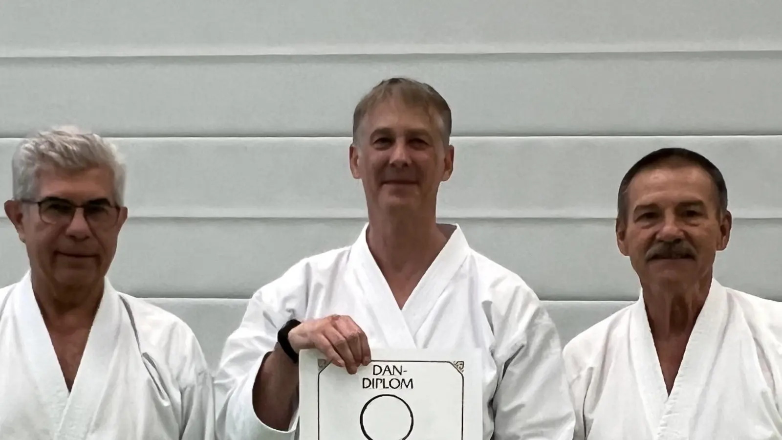 Geschafft: Michael Kurtz (Mitte) bekam die Urkunde von den Prüfern Fritz Oblinger (links) und Lothar Ratschke überreicht. (Foto: 1. Budo-Verein Herrsching e.V.)