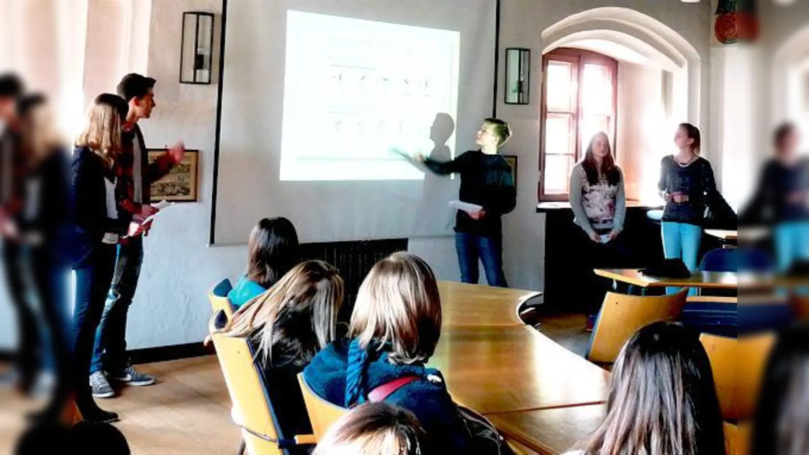 Die Schüler der Ebersberger Mittelschule präsentierten die Ergebnisse ihres Schulprojektes.	 (Foto: Stadt Ebersberg)