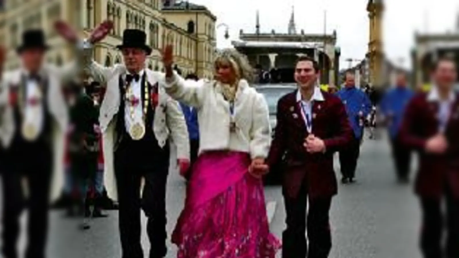 Jacqueline I und Markus II zogen über die gut besuchte Ludwigstraße. 	 (Foto: VA)