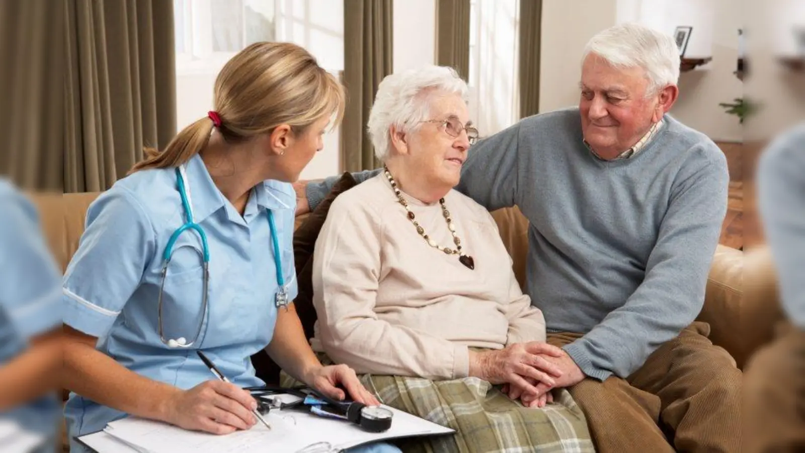 Pflegende Angehörige werden durch die neue Pflegereform besser unterstützt. (Foto: djd/IKK classic/thx)