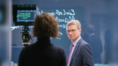 Wissenschaftsminister Bernd Sibler informiert sich über digitale Lehre am Beispiel der Hochschule München. (Foto: Johannes Lesser/Hochschule München)