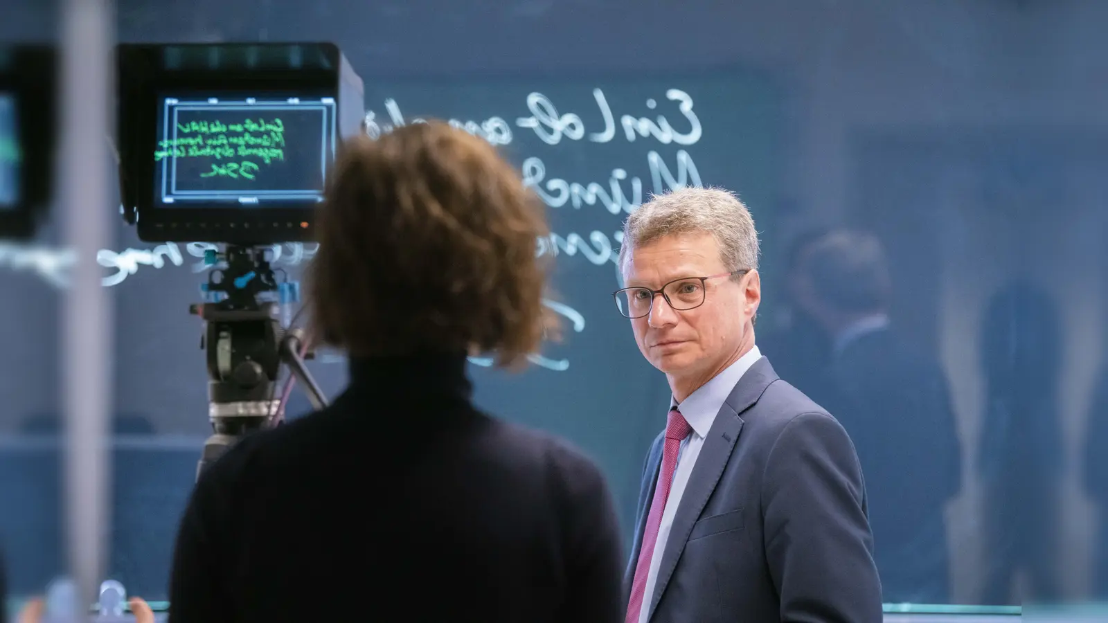 Wissenschaftsminister Bernd Sibler informiert sich über digitale Lehre am Beispiel der Hochschule München. (Foto: Johannes Lesser/Hochschule München)