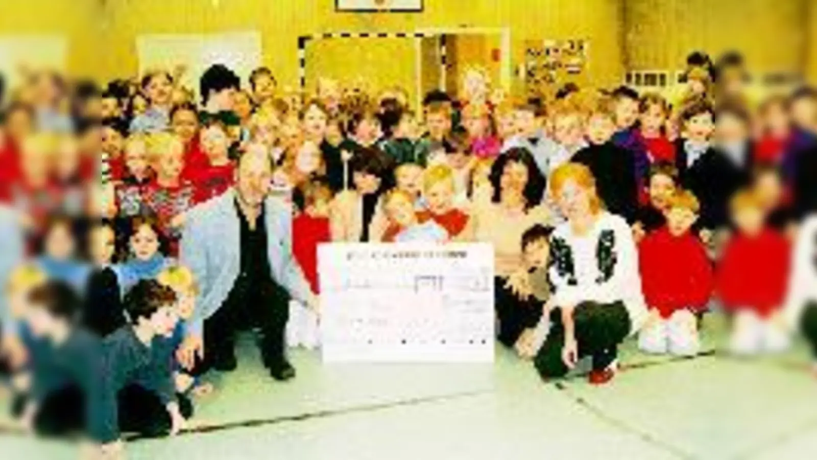 Viele kleine und große Hände haben mit angepackt, um den Betrag von 500 Euro zusammenzubringen. Rektorin Ulla Heitmeier (vorne rechts) ist stolz auf ihre Schüler.	 (Foto: Privat)