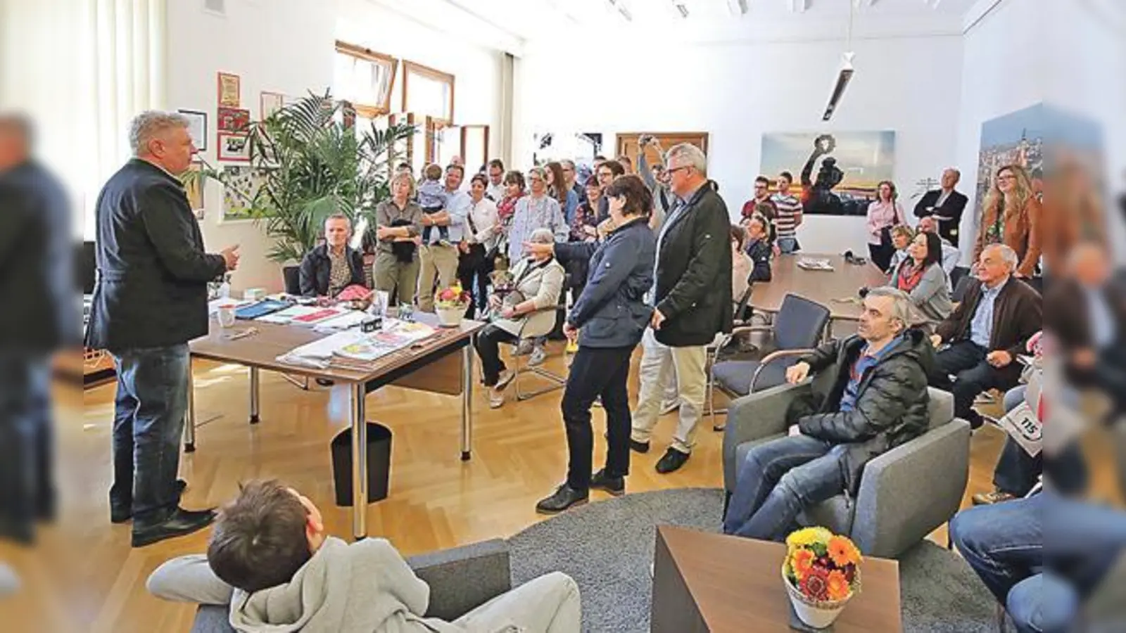 Andrang beim Oberbürgermeister: So viele Menschen wie am 6. Mai kann Dieter Reiter (li.) nur selten in seinem Amtszimmer begrüßen.	 (Foto: Michael Nagy/Presseamt München)