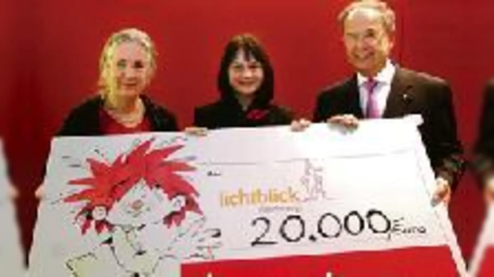 Die Künstlerin Barbara v. Johnson (li.) und H. Strötgen von der Stadtsparkasse übergeben den Scheck an J. Hofmeir vom Lichtblick.  (F.: sskm)