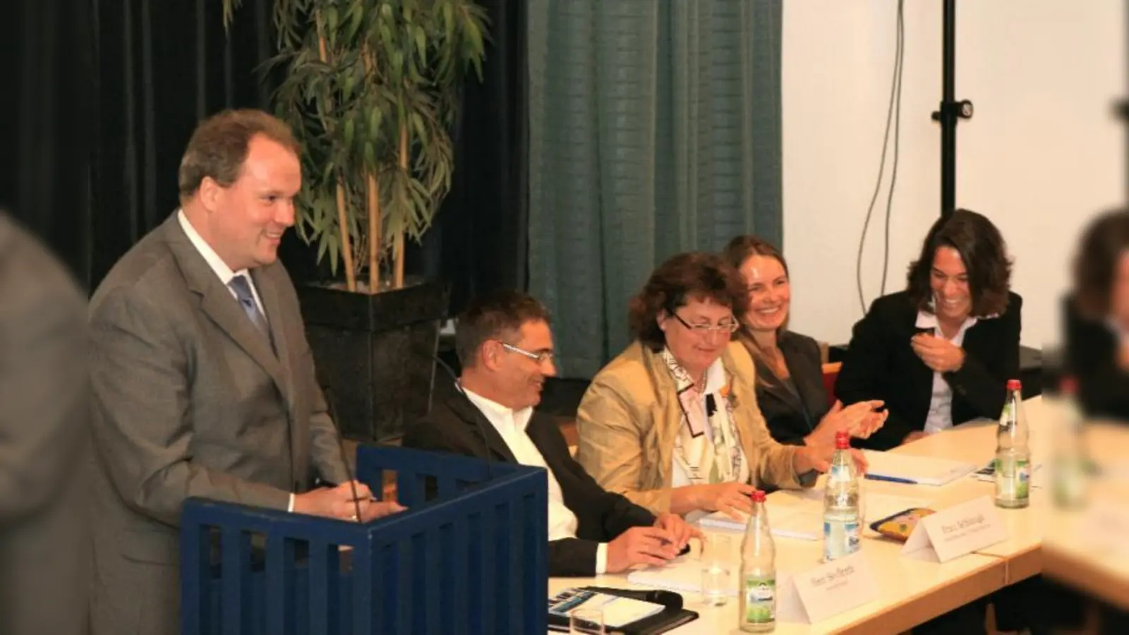 Die Gemeindeverwaltung bekam viel Zuspruch und Lob aus der Bürgerschaft: Bürgermeister Christoph Göbel, Geschäftsleiter Ulrich Seiffarth, dritte Bürgermeisterin Heidi Plank-Schwab, Finanzamtsleiterin Tanja Lindner und Ordnungsamtsleiterin Petra Schmitz (v.l.) auf dem Podium der Bürgerversammlung. (Foto: US)
