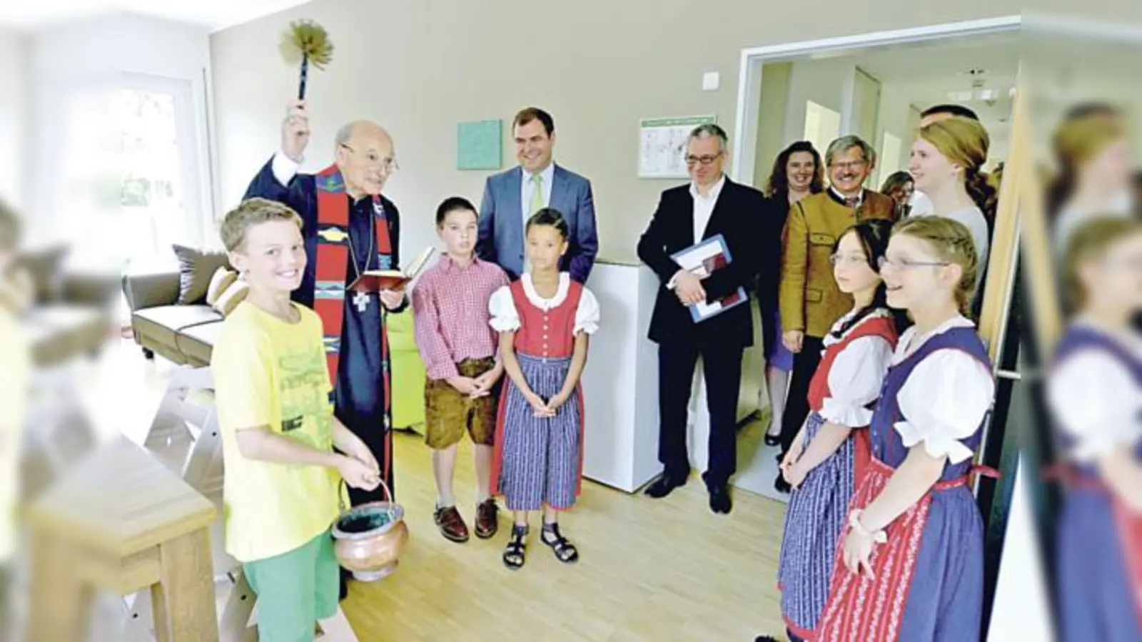 Feierten gemeinsam die Einweihung des Neubaus: Altabt Odilo Lechner, MdB Florian Hahn, Pastoralreferent Alexander Kirnberger, MdL Kerstin Schreyer-Stäblein, Bürgermeister Johann Eichler und die Buben und Mädchen.	 (Foto: Schunk)