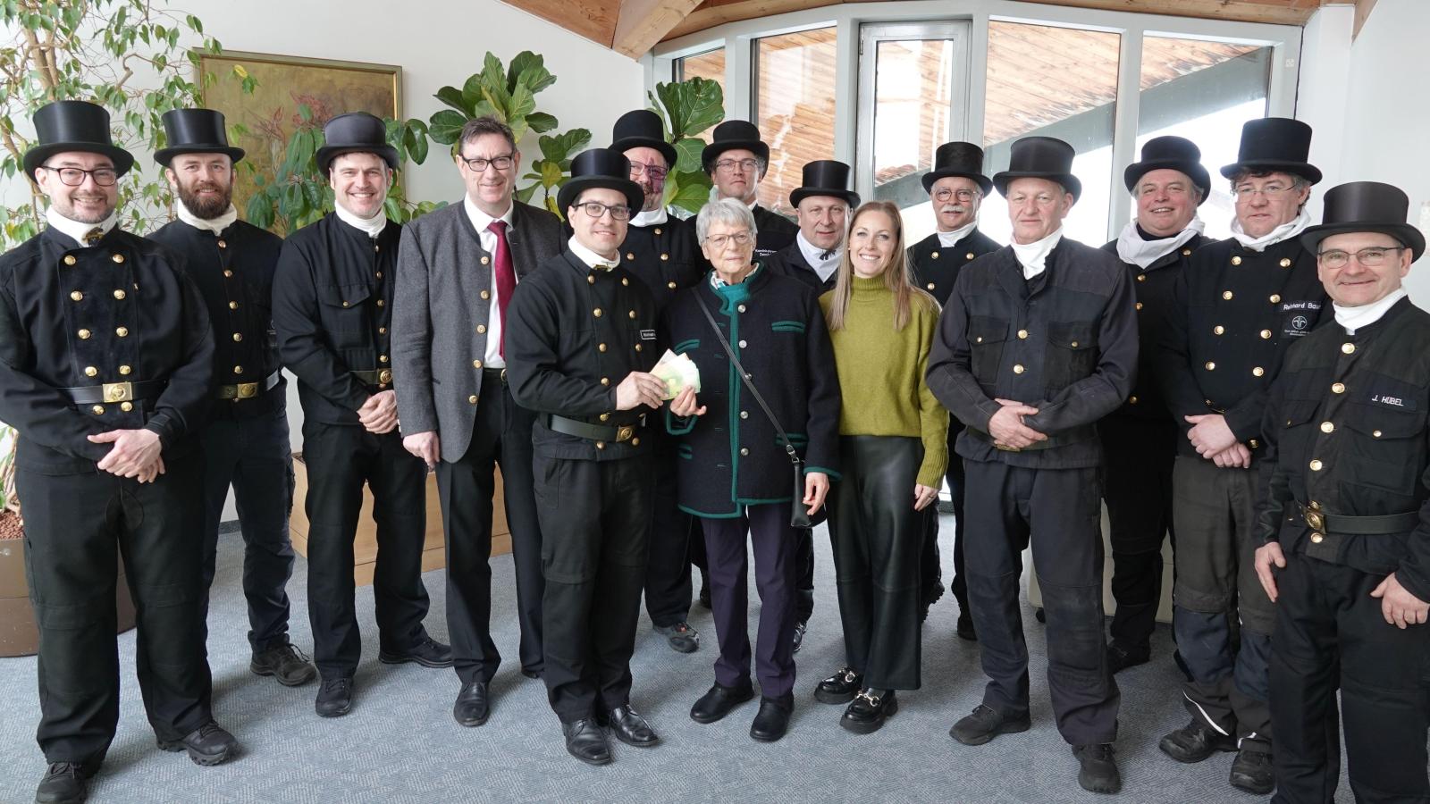 Gl-ckw-nsche-f-rs-neue-Jahr-Kaminkehrer-besuchen-Landratsamt