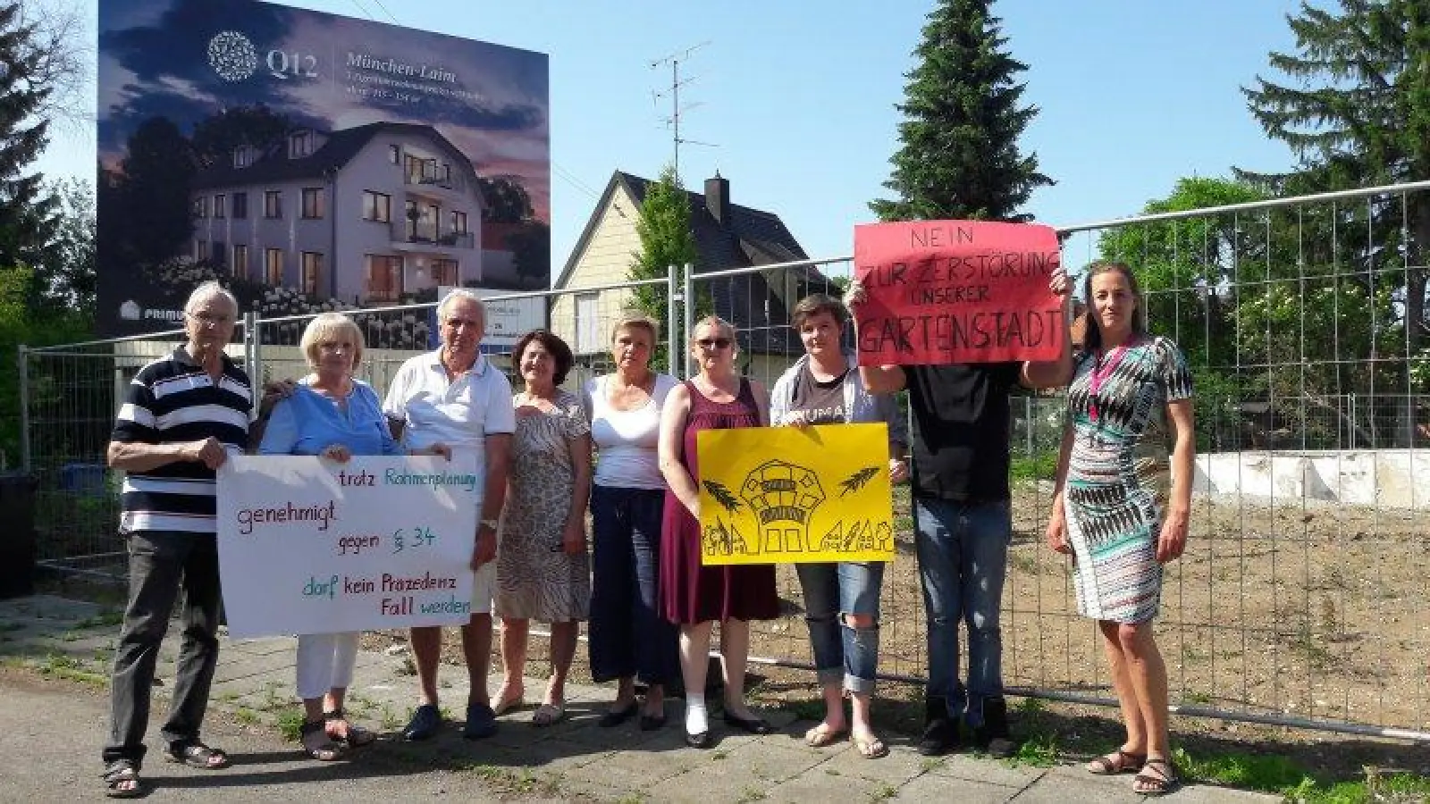 Anwohnerin Christine Perner Neidhardt (rechts) und ihre Nachbarn stellen sich gegen den geplanten Neubau in der Queristraße 12. Dieser sprenge ihrer Ansicht nach den Gartenstadtcharakter des Viertels. (Foto: Robert Burkhardt)