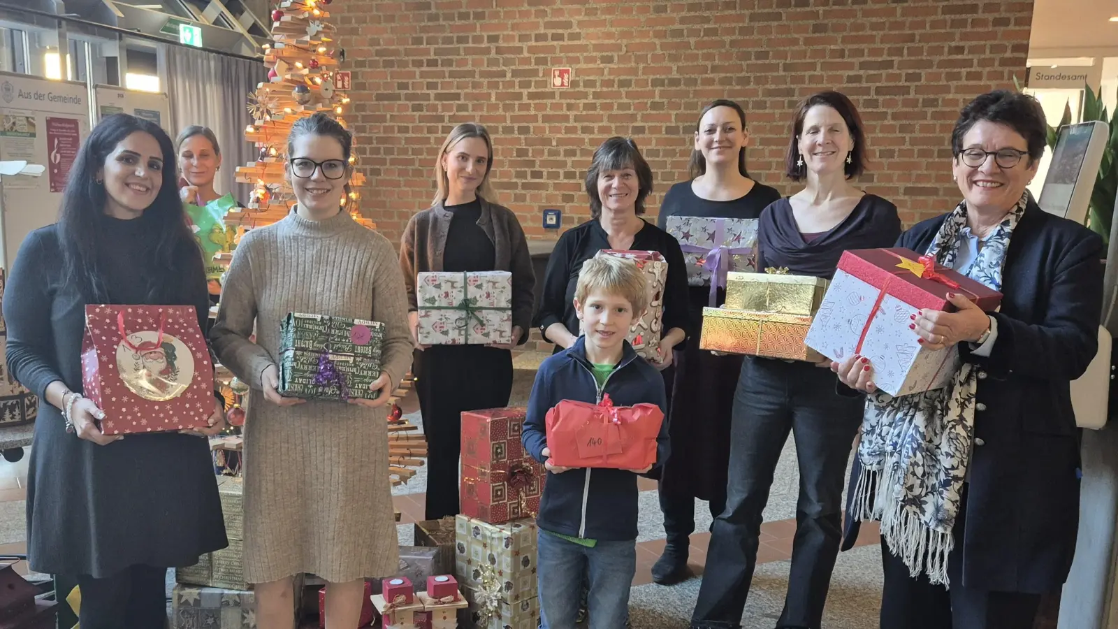 Freuten sich über die vielen Päckchen (vorne v.l.): Özlem Ekinci und Veronika Hella (Kindergarten Spielkiste), ein Junge aus der Kinderbande Gautilus, Brigitte Kössinger (Erste Bürgermeisterin) sowie (hinten v.l.): Nadine Scheunemann und Noémie Scheunemann (Villa Fantasia), Christiane McMahon (Gautinger helfen Gautingern), Stephanie Betz (Laola Kindergarten) und Claudia Hallmann (Kinderbande Gautilus). (Foto: Gemeinde Gauting)