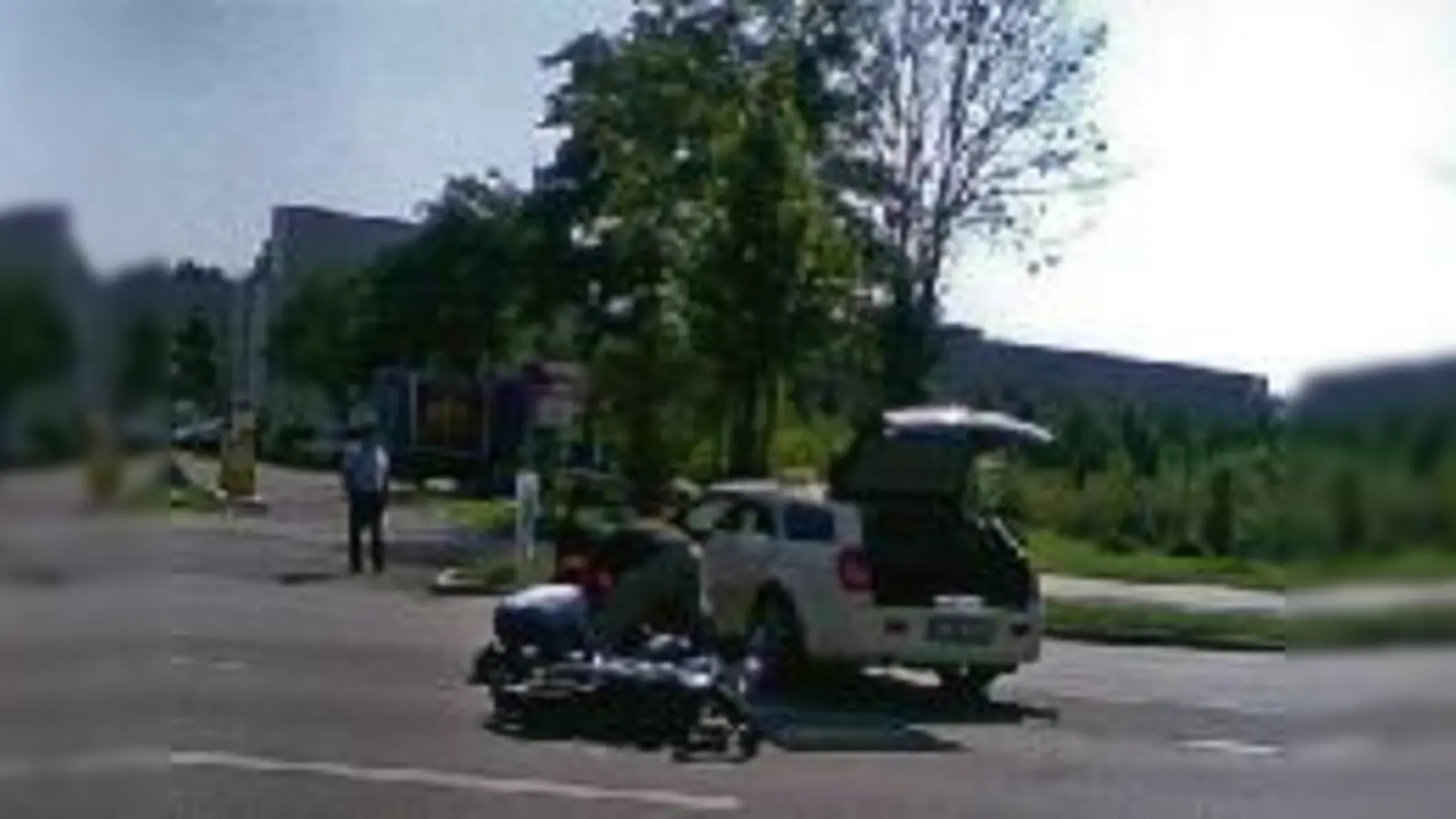 Helfer kümmern sich vor dem Eintreffen der Sanitäter um den verletzten Motorradfahrer. 	 (Foto: Privat)